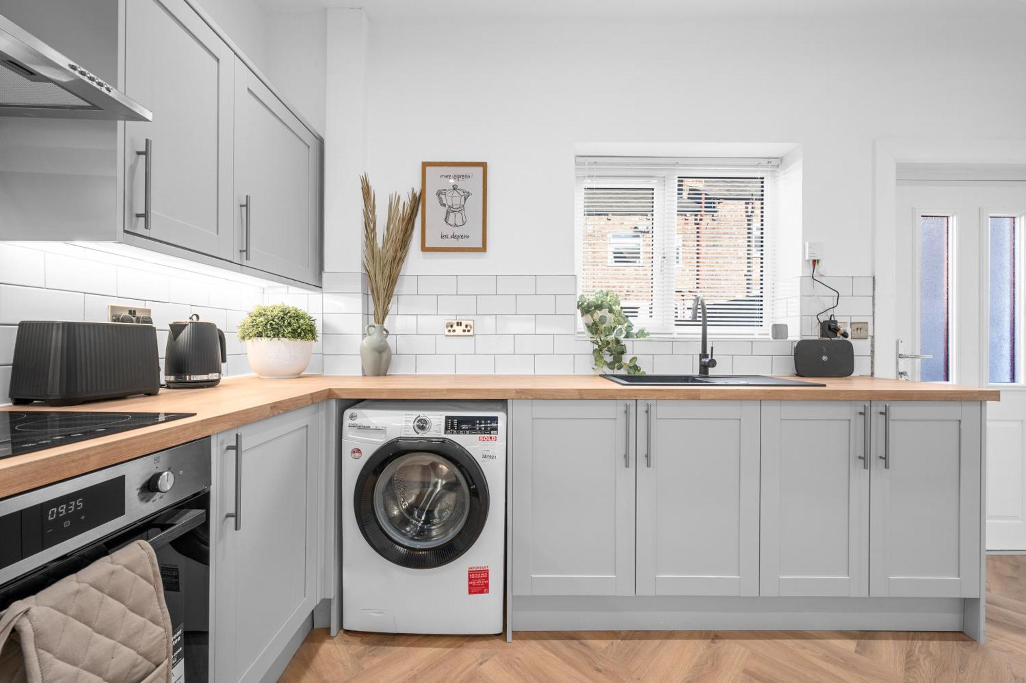 New Listing - Stunning Prestwich Retreat - Sleeps 7