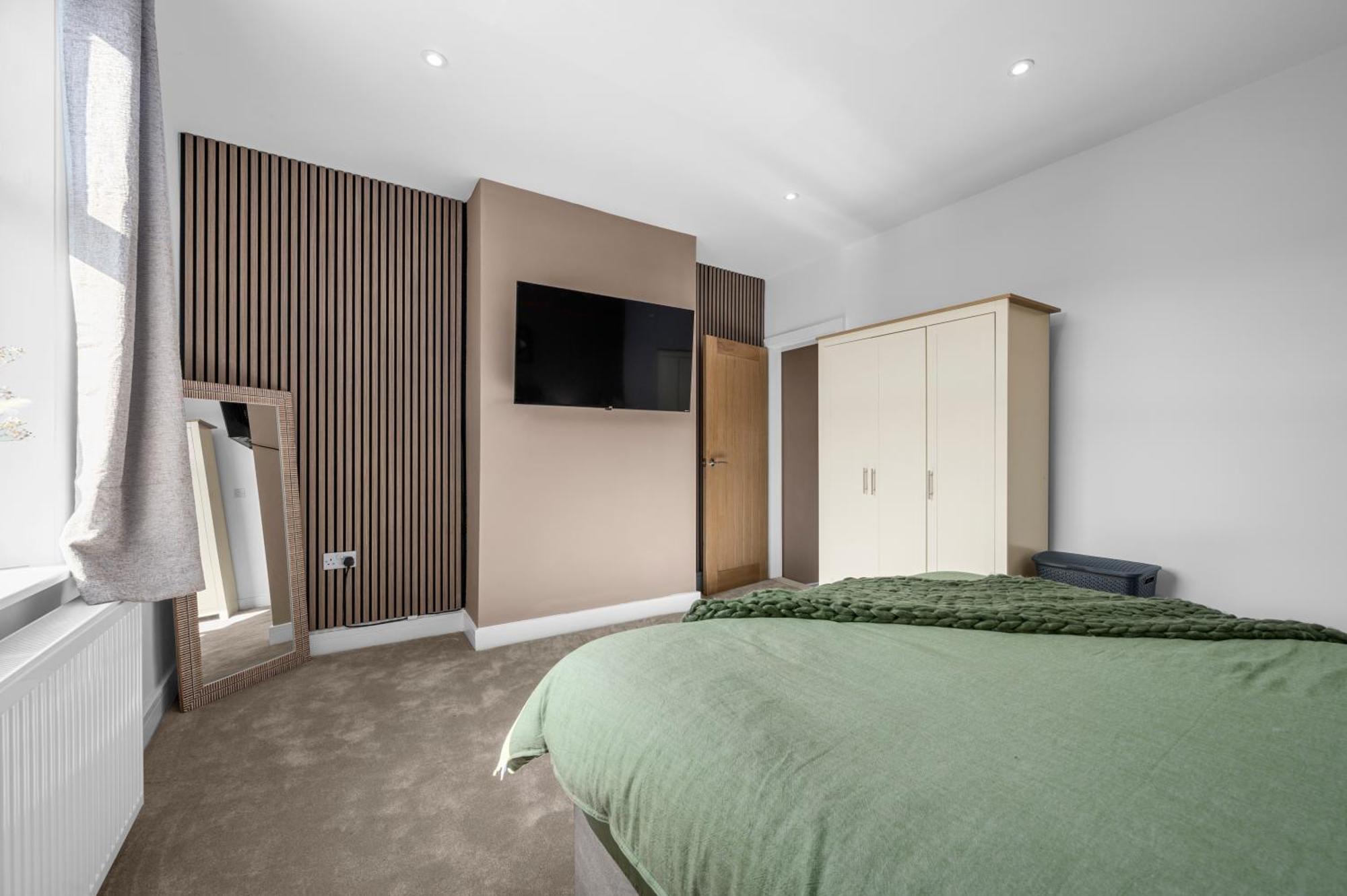 New Listing - Stunning Prestwich Retreat - Sleeps 7