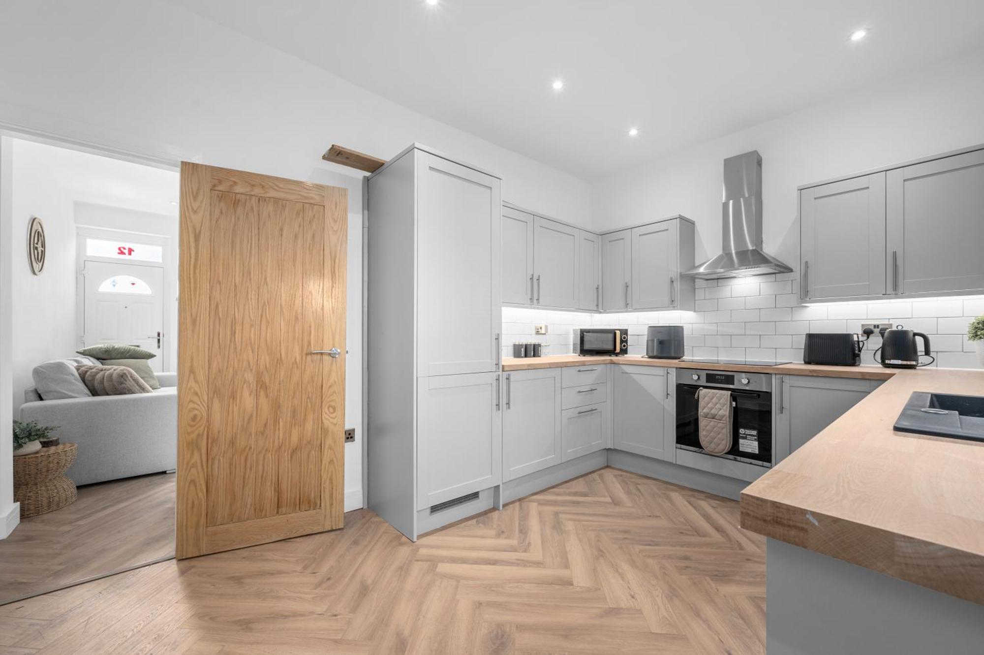 New Listing - Stunning Prestwich Retreat - Sleeps 7 Holiday home *