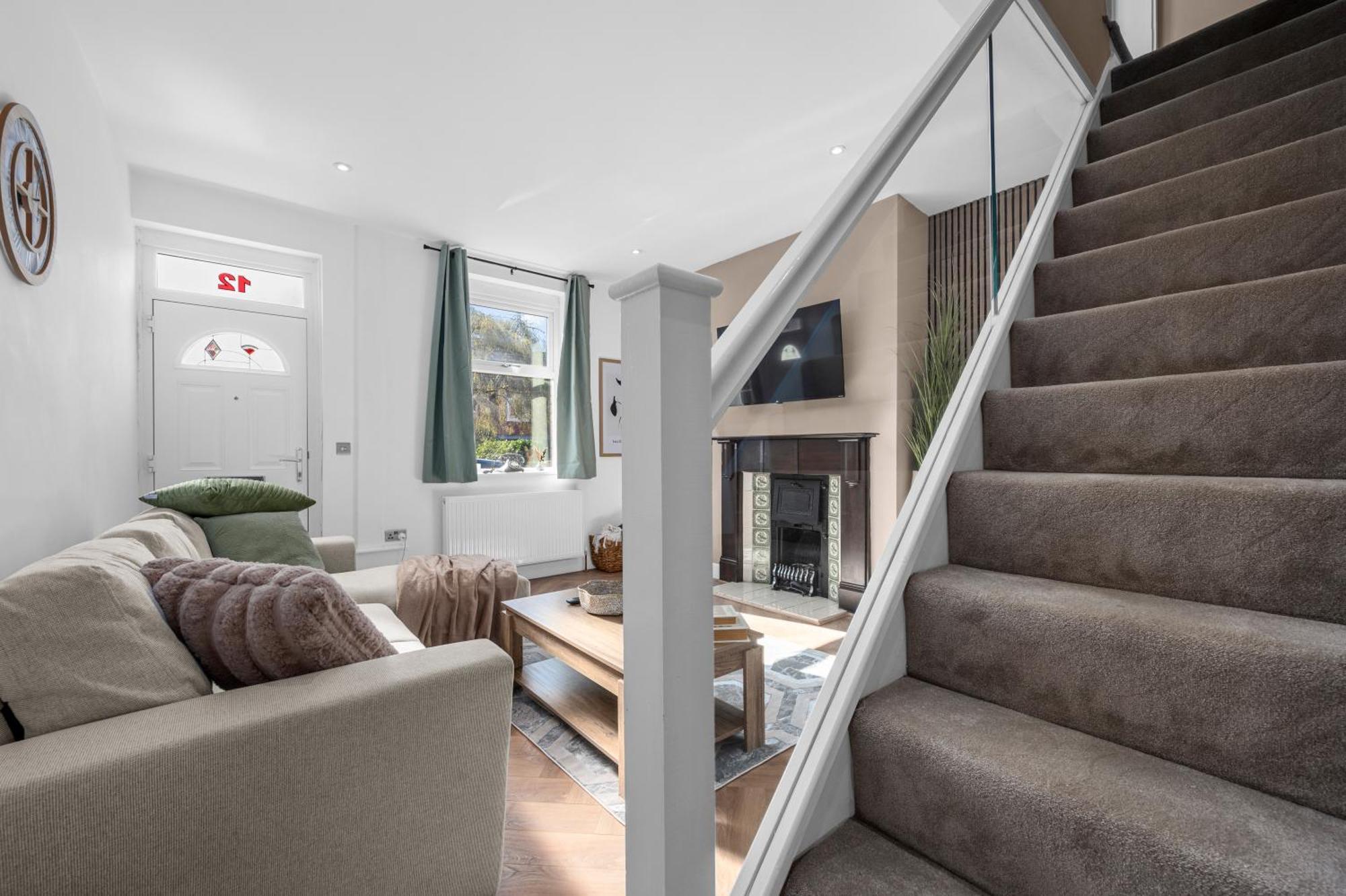 New Listing - Stunning Prestwich Retreat - Sleeps 7 *