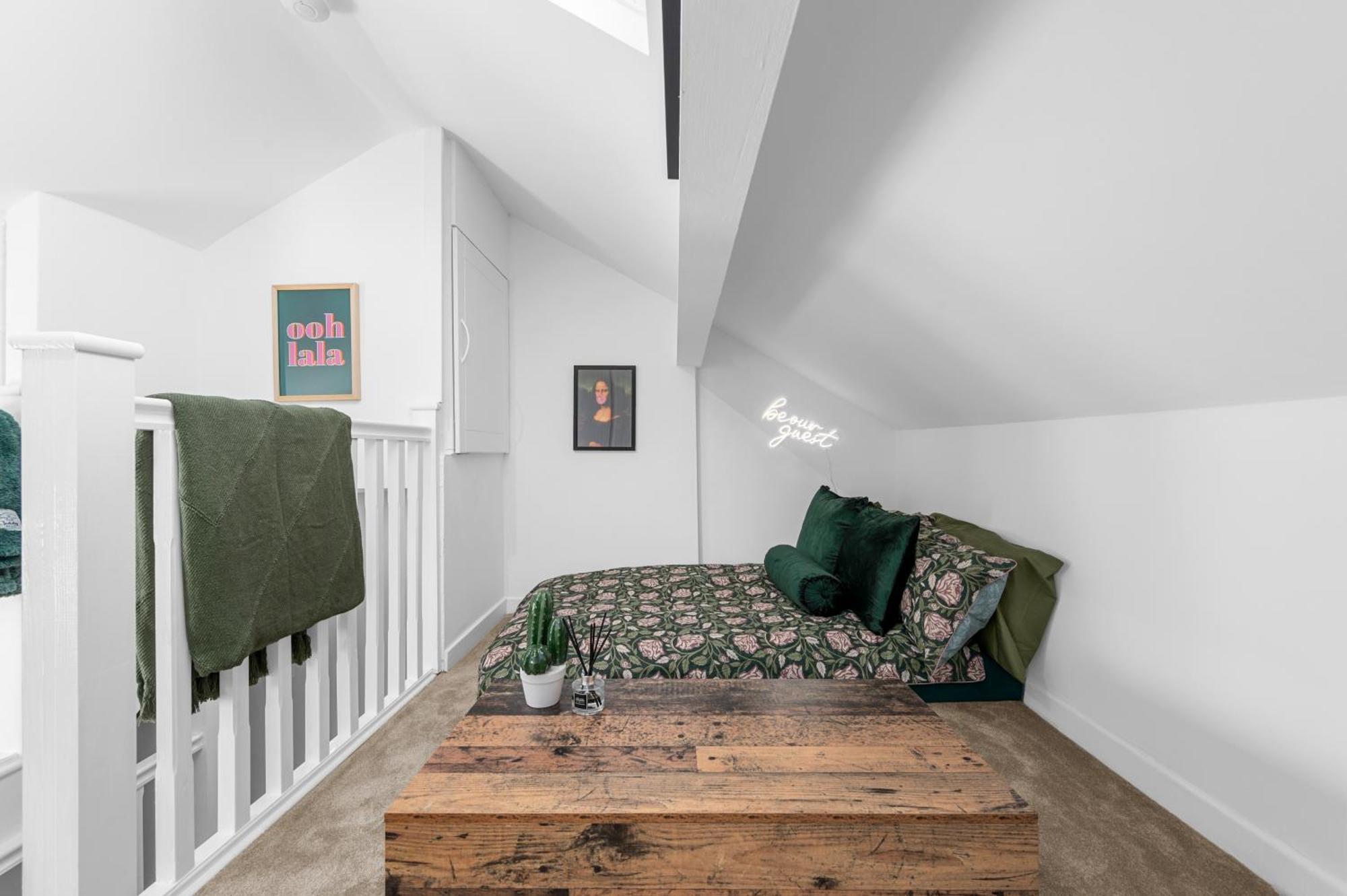 New Listing - Stunning Prestwich Retreat - Sleeps 7