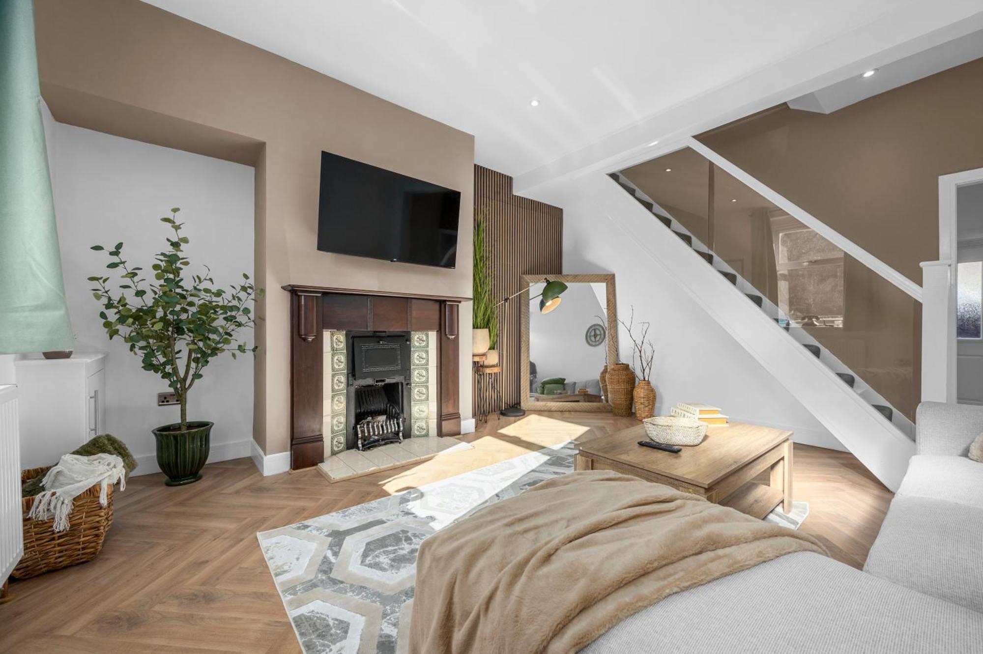 New Listing - Stunning Prestwich Retreat - Sleeps 7