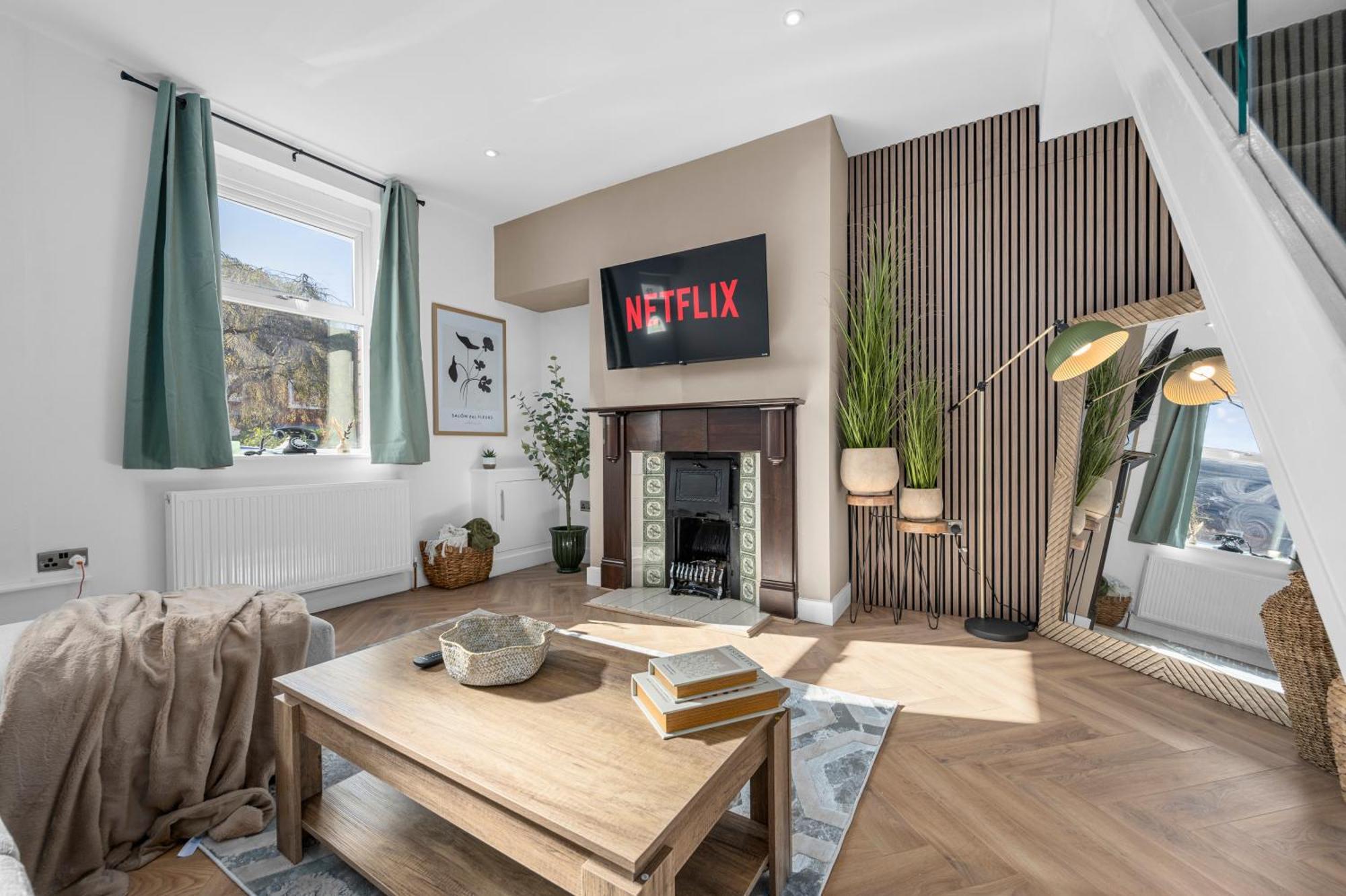 New Listing - Stunning Prestwich Retreat - Sleeps 7 Holiday home