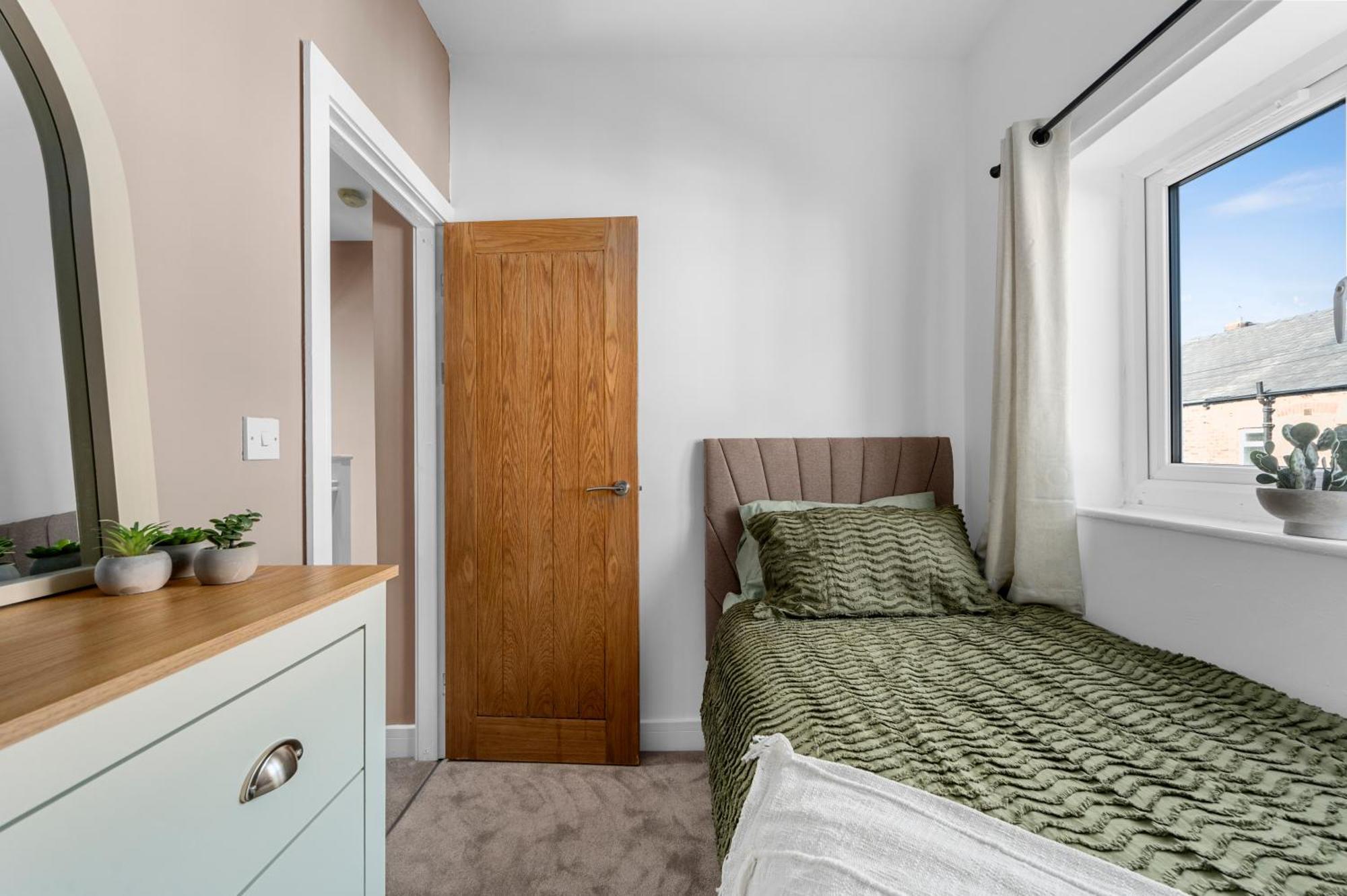 Holiday home New Listing - Stunning Prestwich Retreat - Sleeps 7 Manchester
