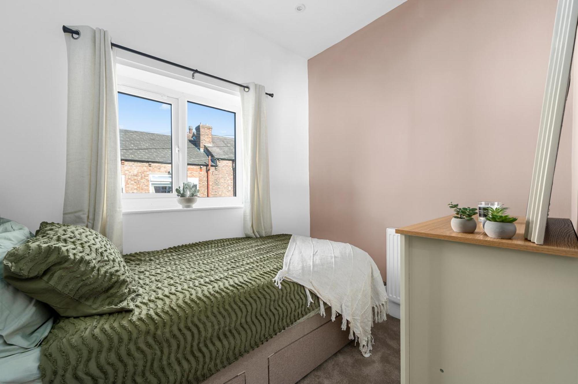New Listing - Stunning Prestwich Retreat - Sleeps 7 Manchester
