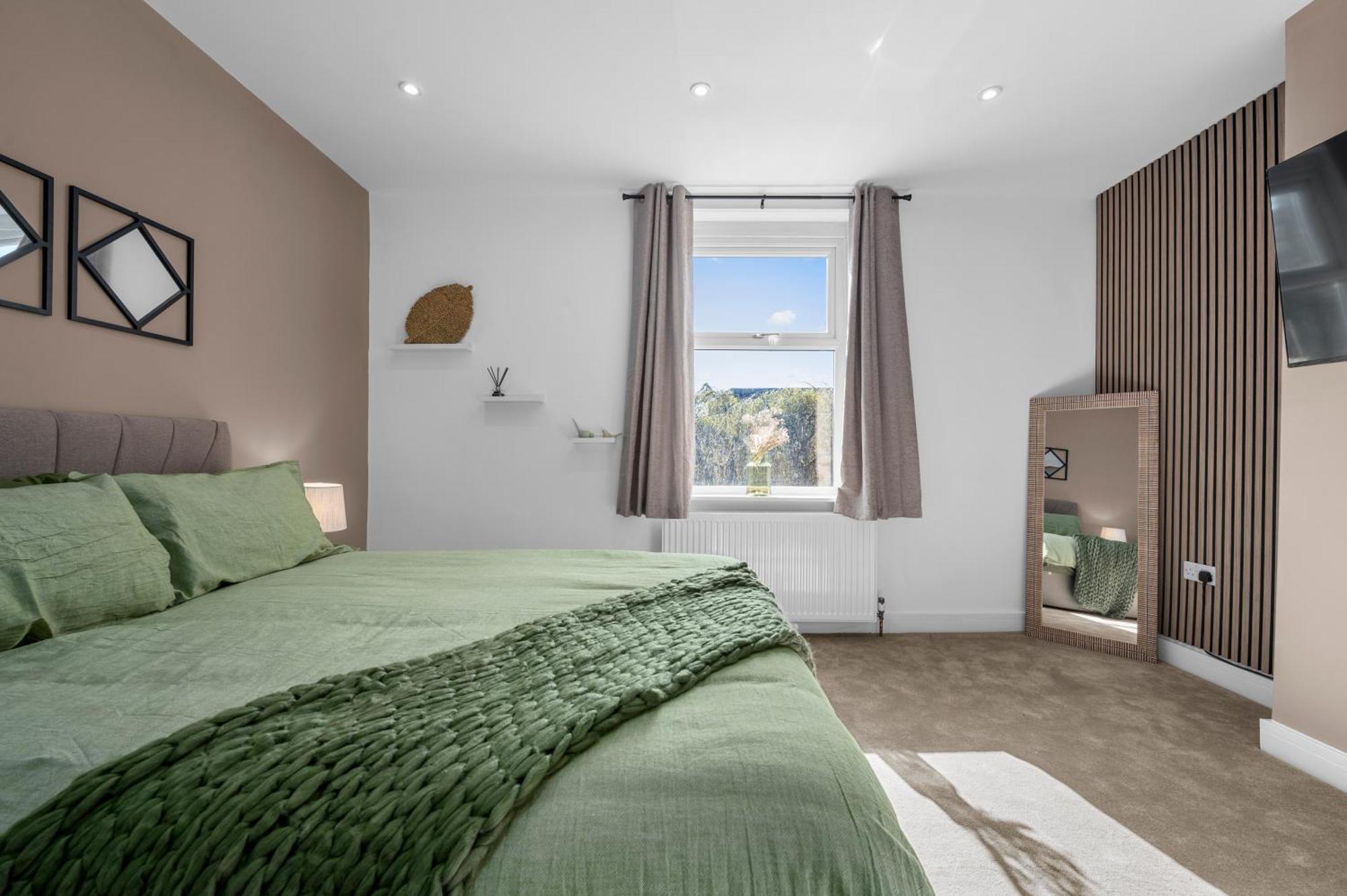 New Listing - Stunning Prestwich Retreat - Sleeps 7