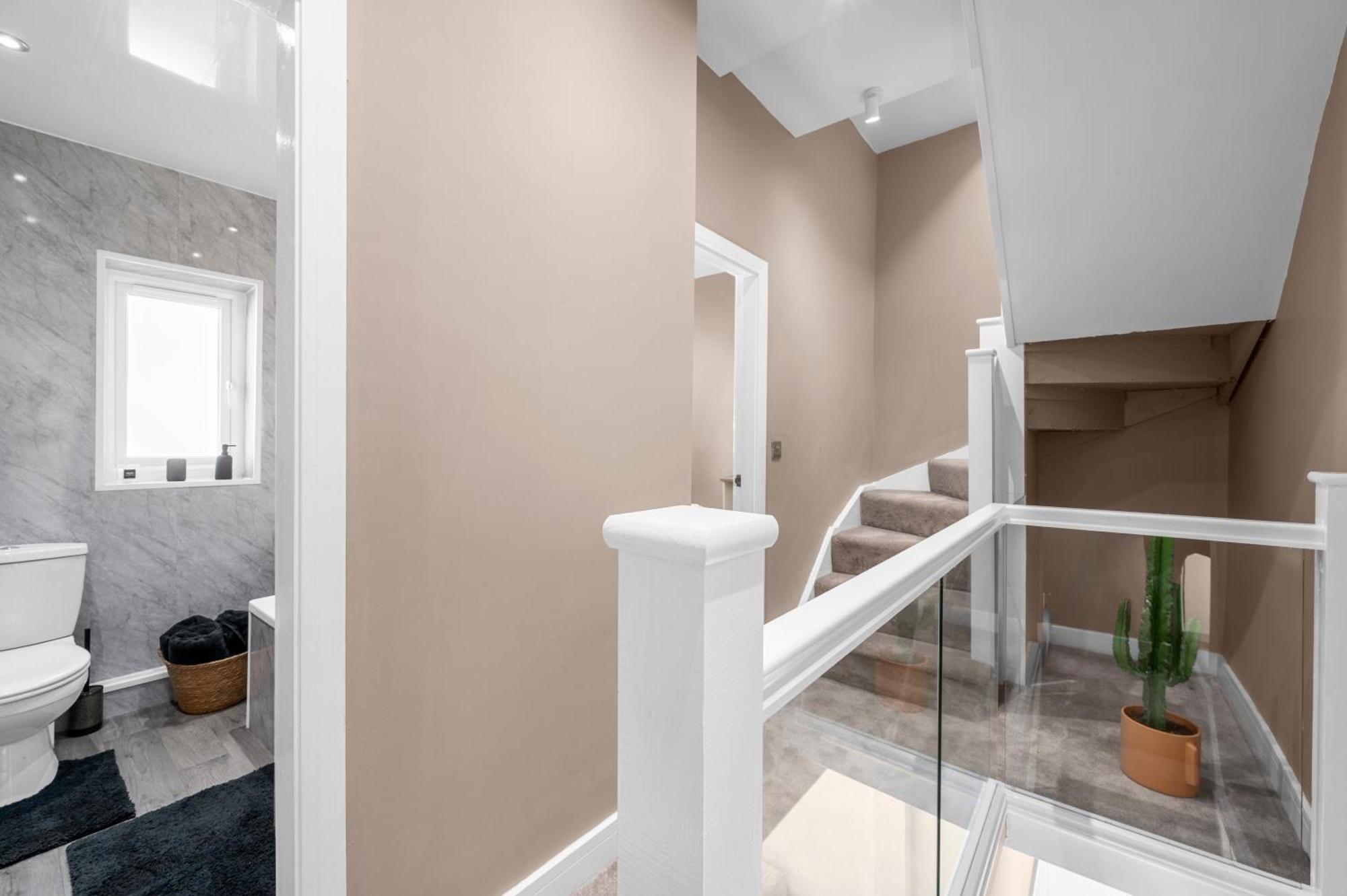 New Listing - Stunning Prestwich Retreat - Sleeps 7 Holiday home *