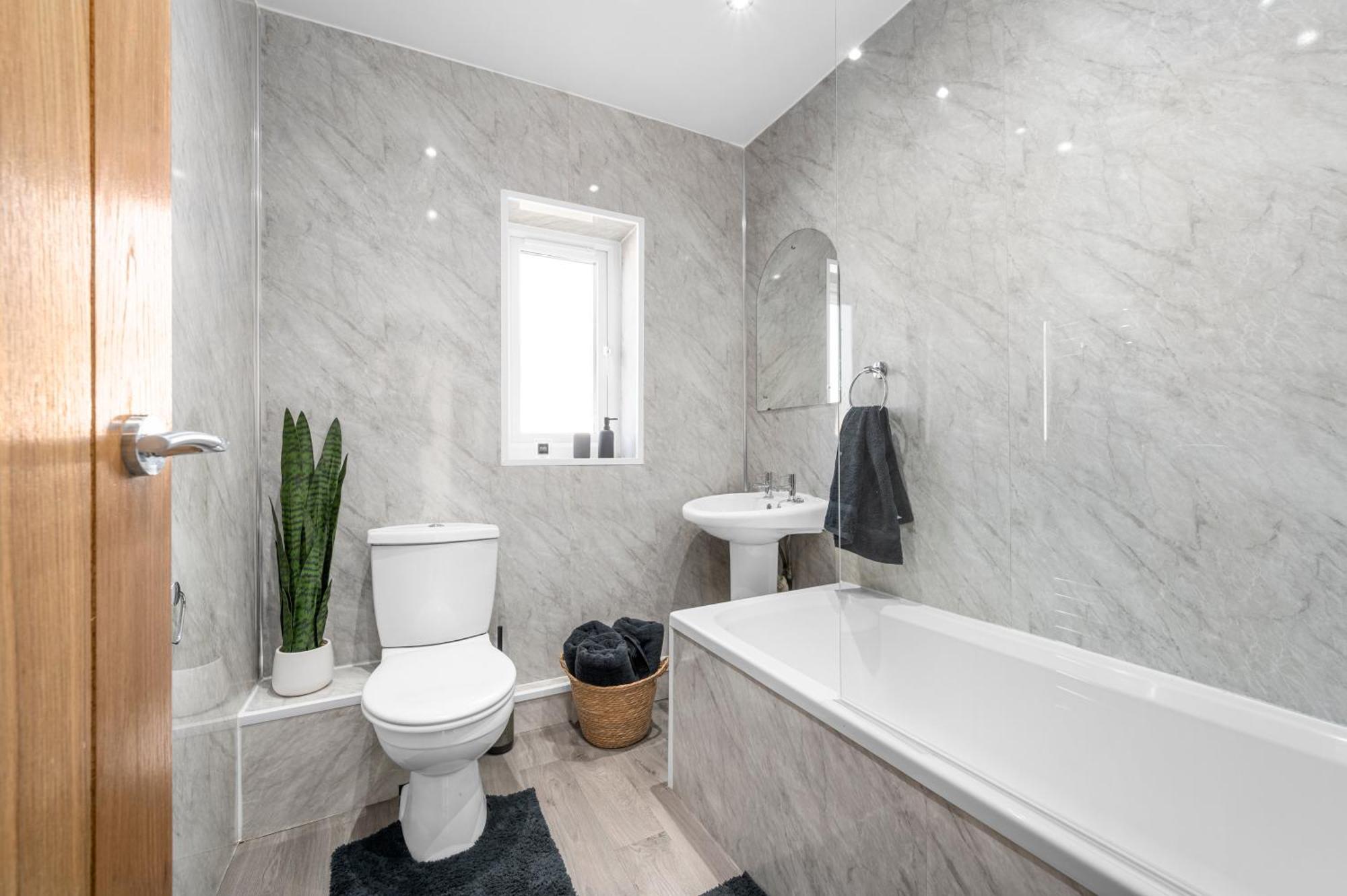 New Listing - Stunning Prestwich Retreat - Sleeps 7 *