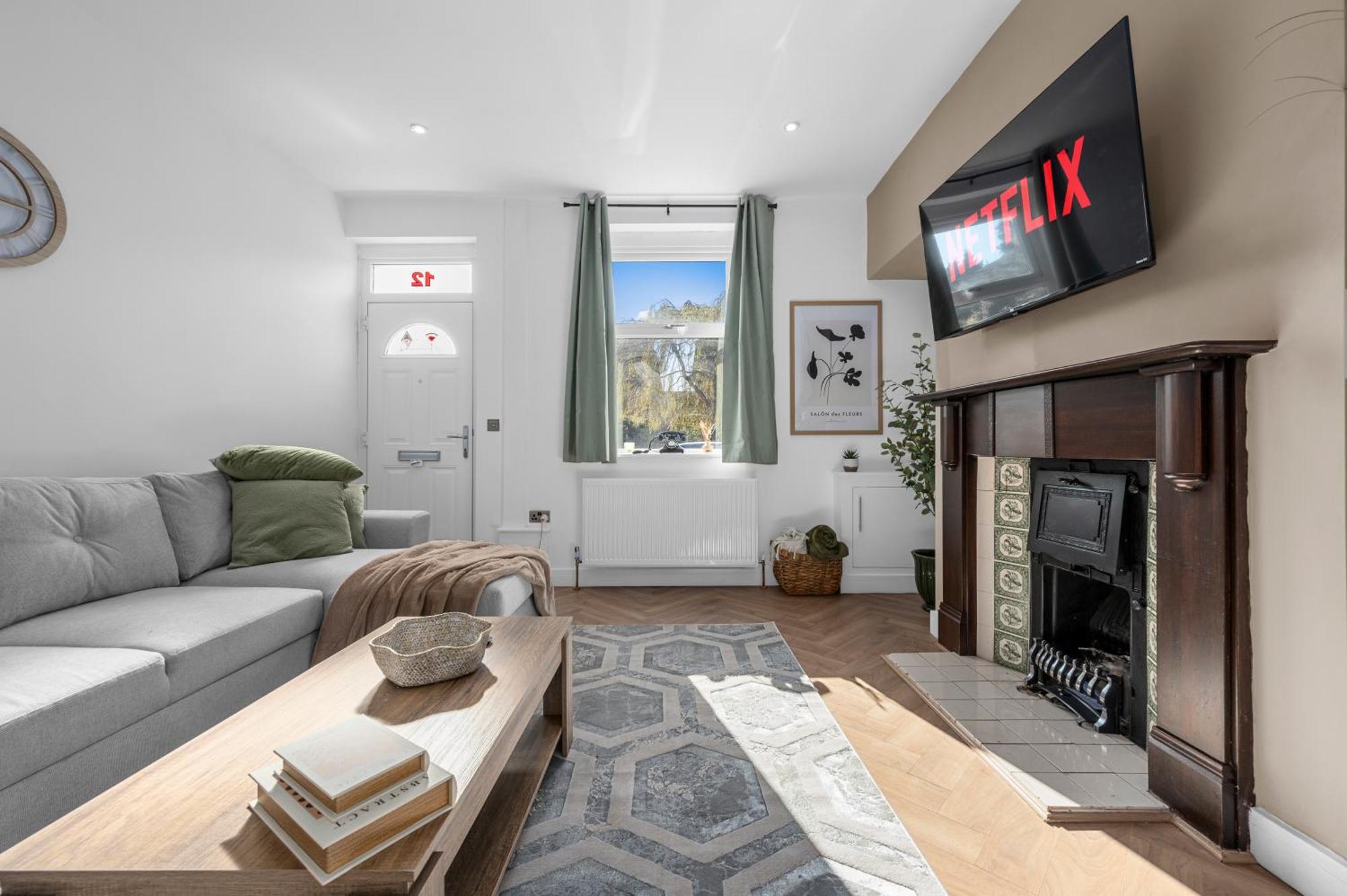New Listing - Stunning Prestwich Retreat - Sleeps 7 Holiday home *