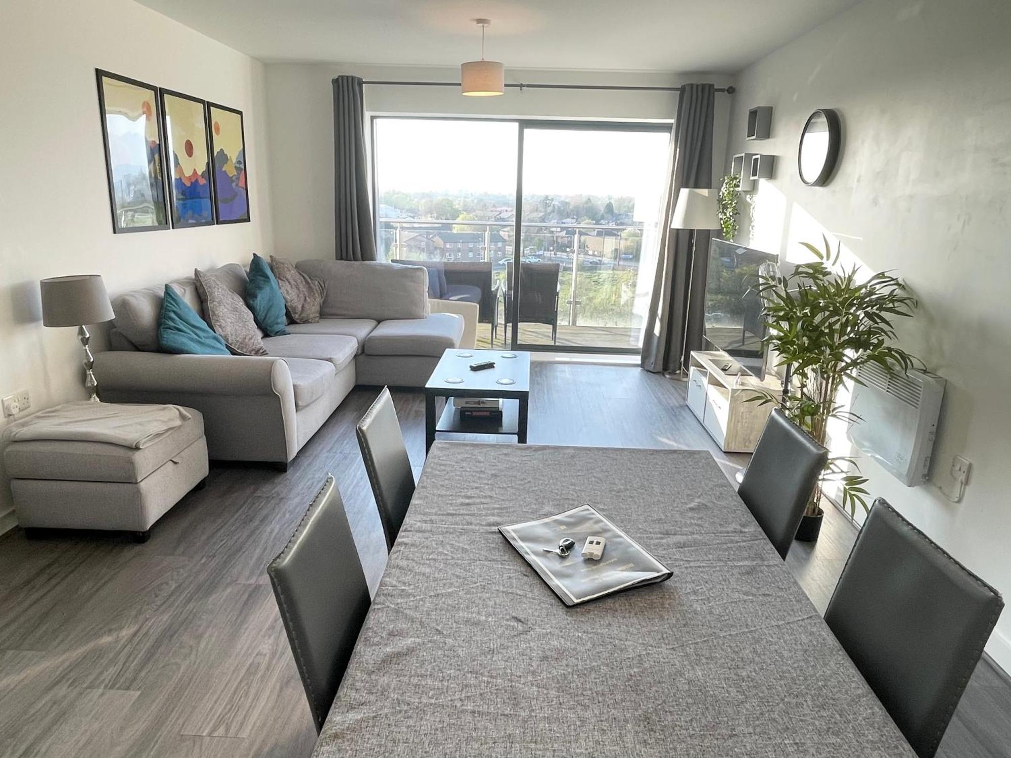 Apartment Balcony Marina With Skyline Views *