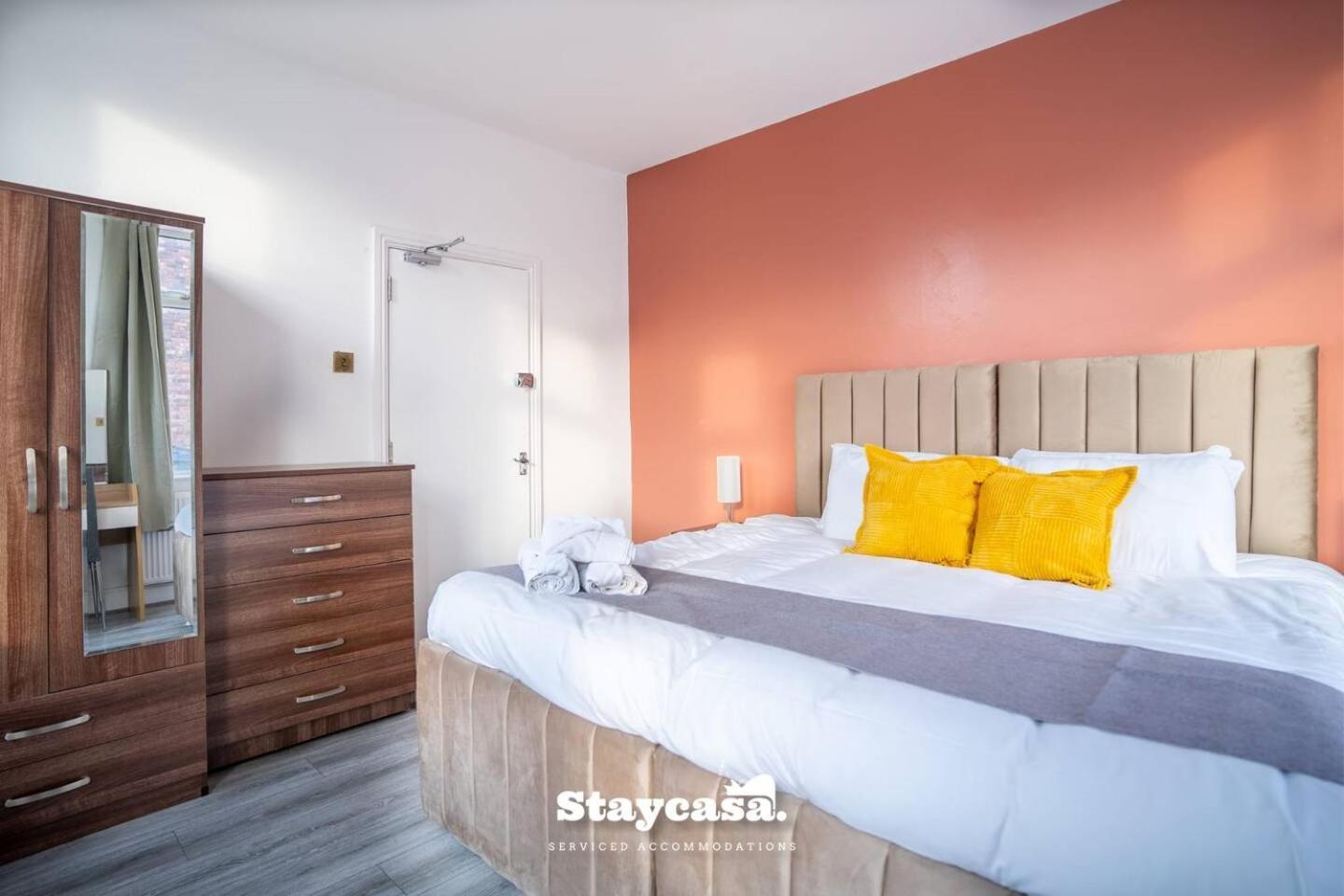 Holiday home Modern 5-bed Haven Near Centre