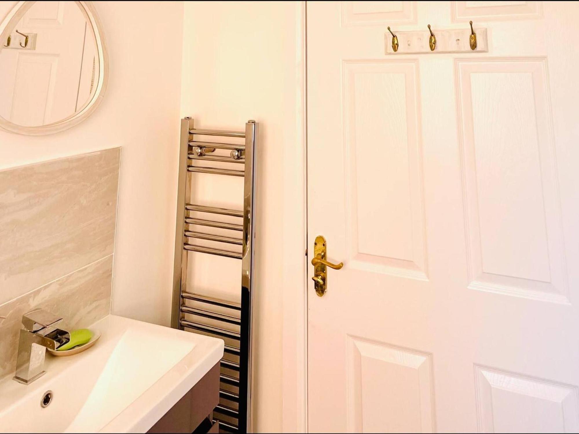 Stylish 3 Bdr House With Free Parking Near Hulme Holiday home *