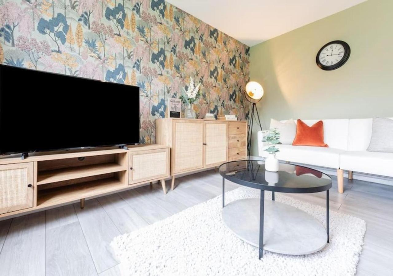 4 Beds, Sleeps 7, Driveway, Comfy Beds Manchester