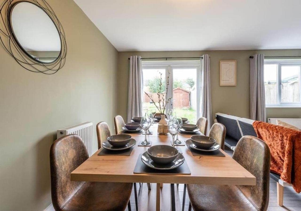 4 Beds, Sleeps 7, Driveway, Comfy Beds Holiday home *