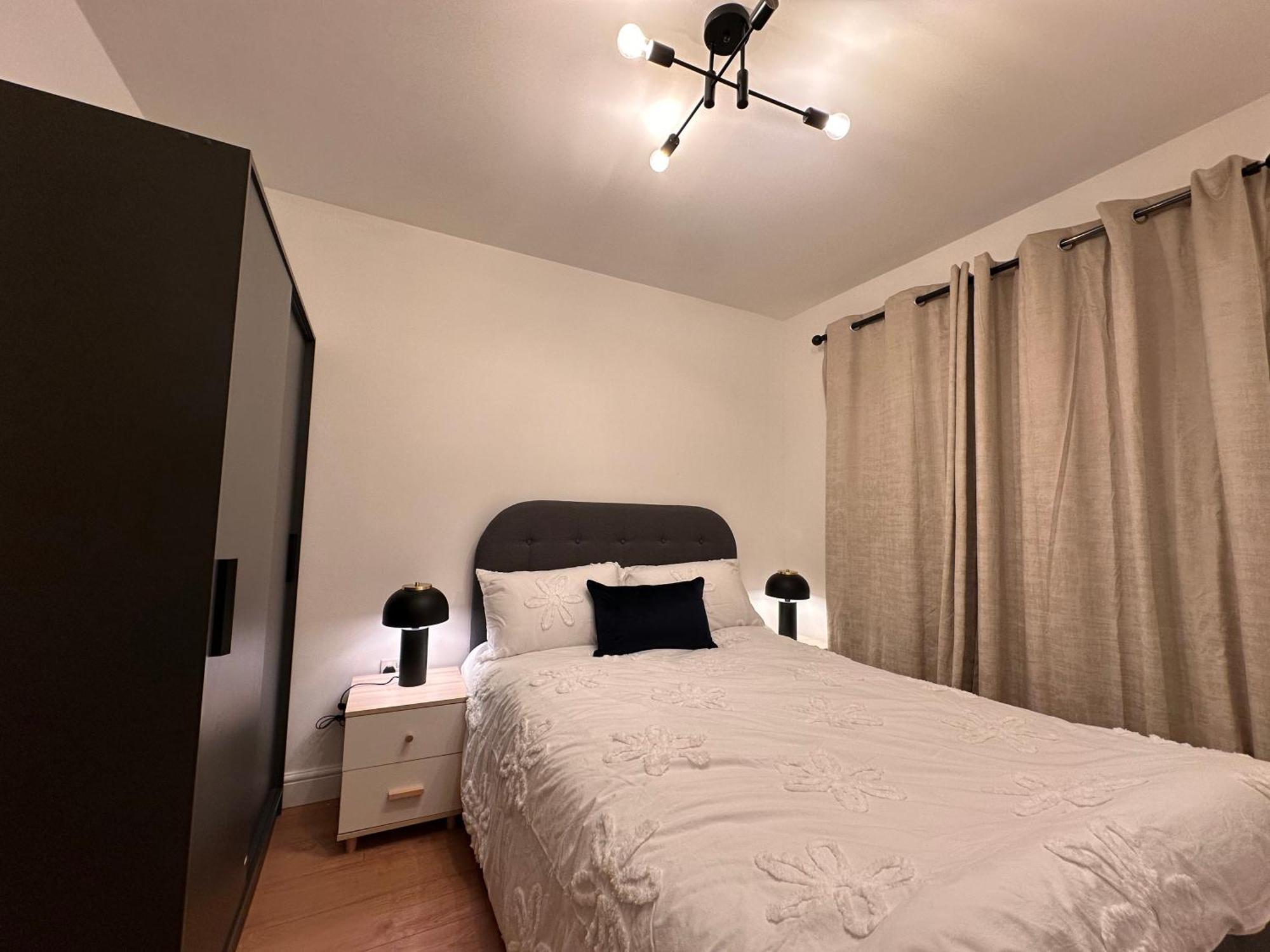 Centrally Located Modern 2 Bedroom Apartment, Minutes Walk To Ao Arena Apartment