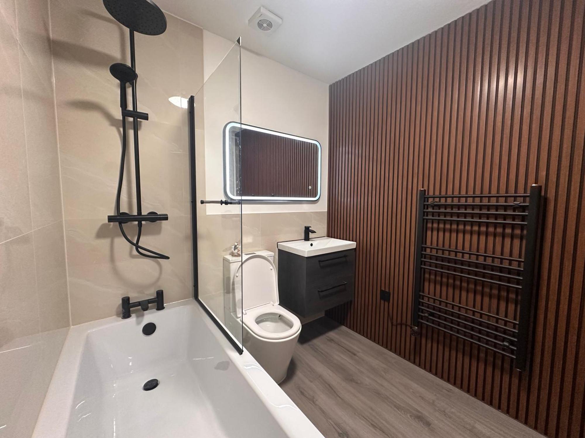 Centrally Located Modern 2 Bedroom Apartment, Minutes Walk To Ao Arena Apartment