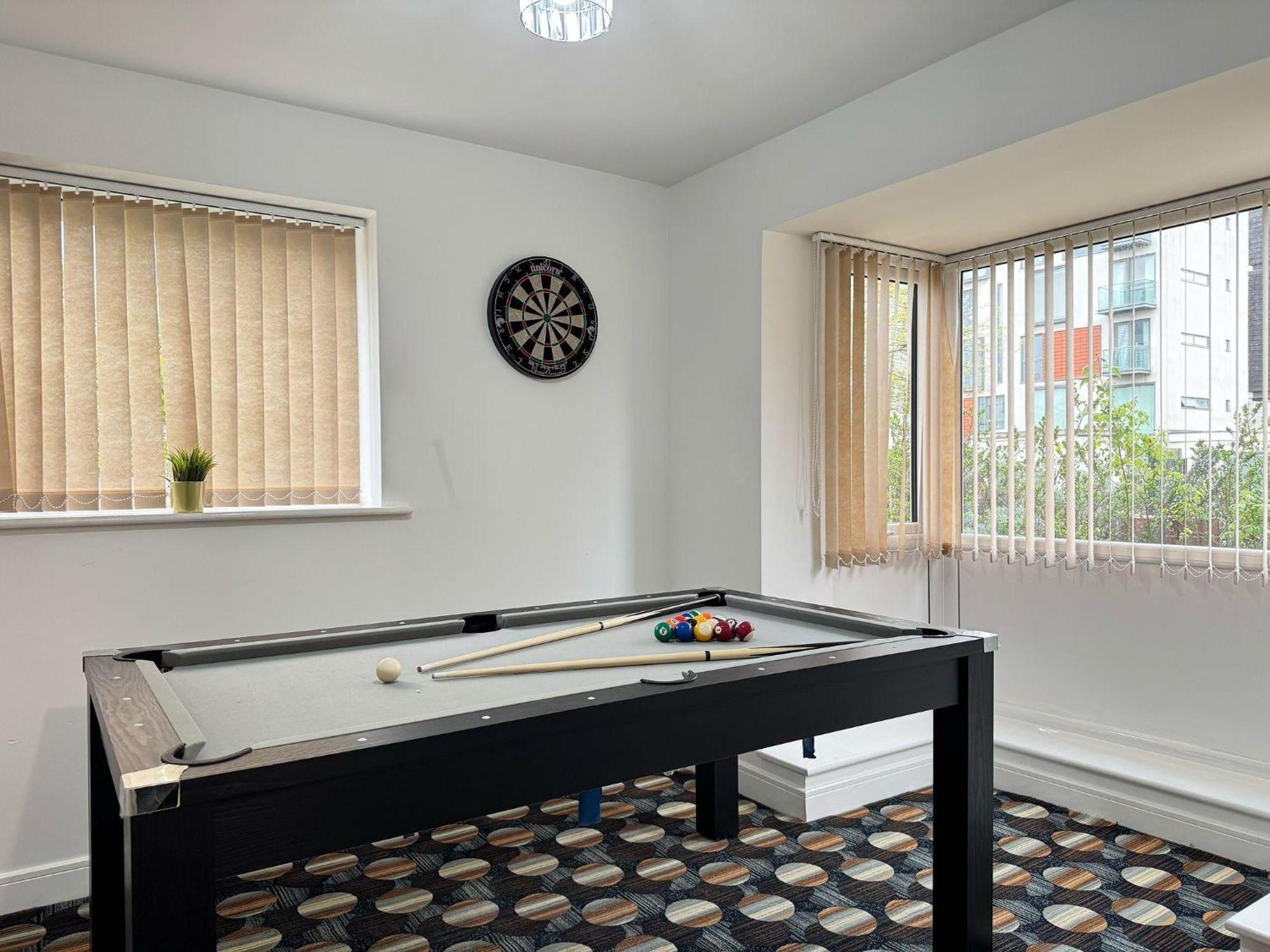 Spacious 4bd 3bt - Etihad - Coop - Pool Table - Free Parking Holiday home Manchester