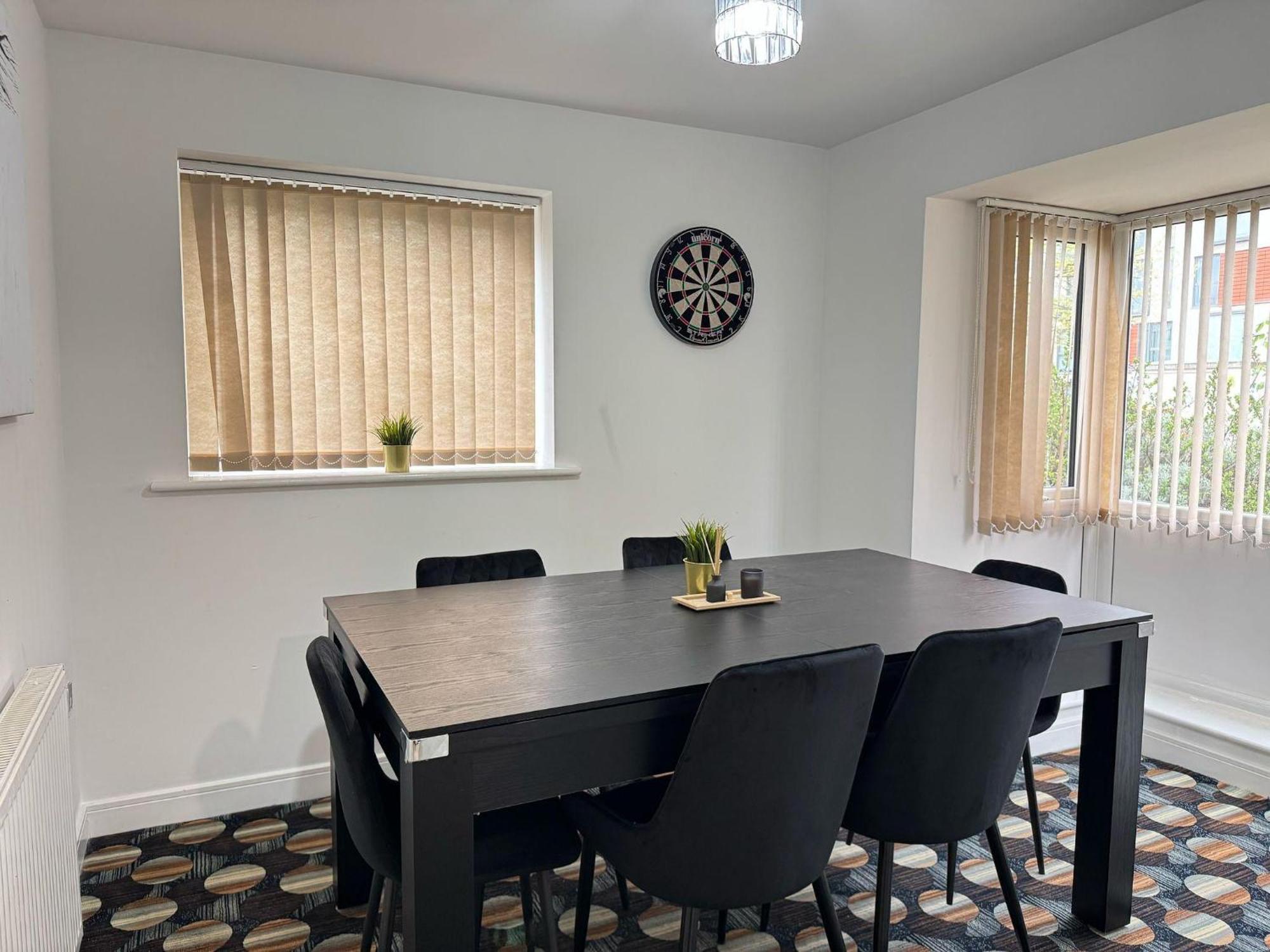 Spacious 4bd 3bt - Etihad - Coop - Pool Table - Free Parking Manchester