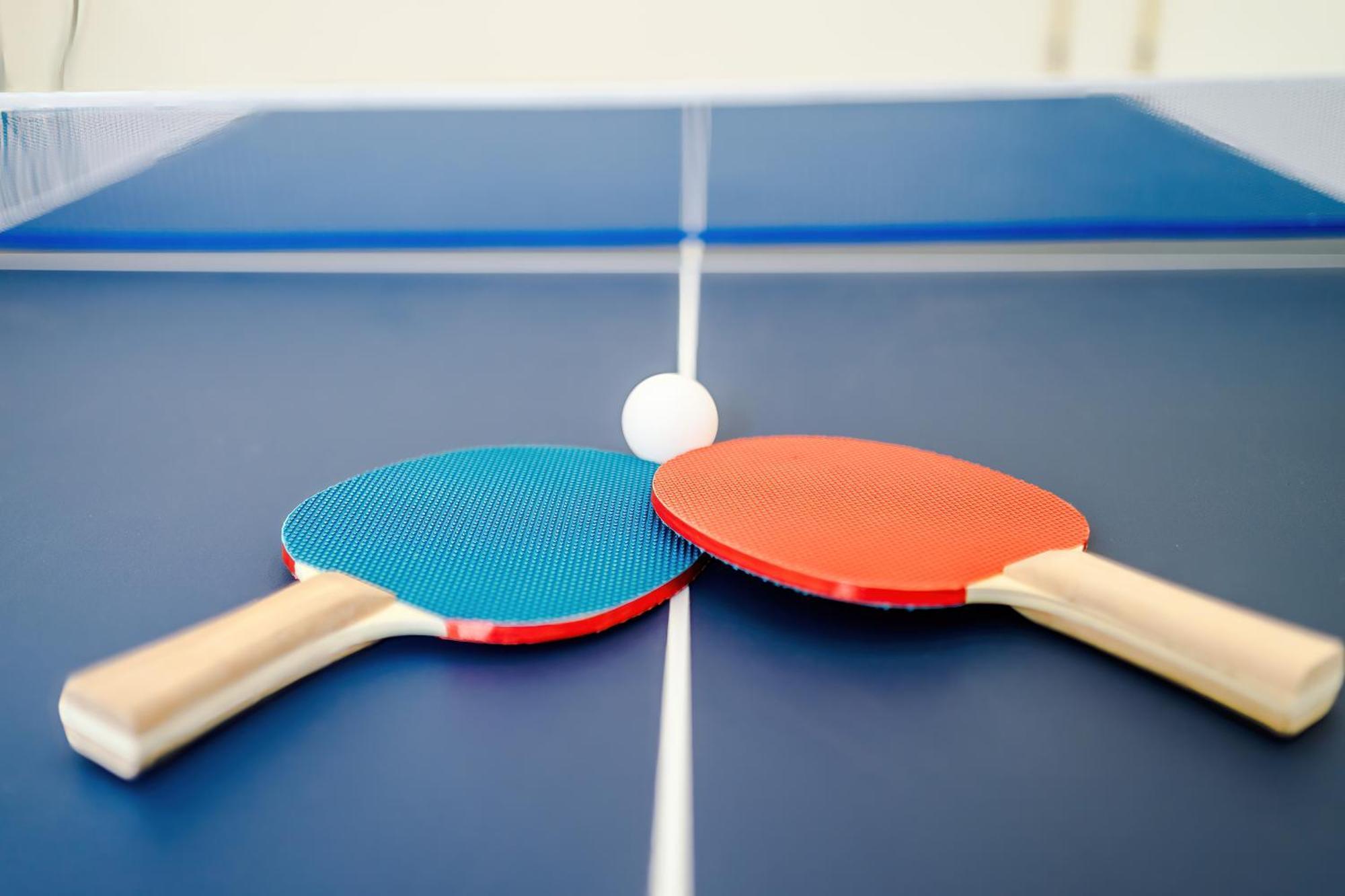 Game Room, Free Parking, Spacious 4 Bedroom In Salford Apartment