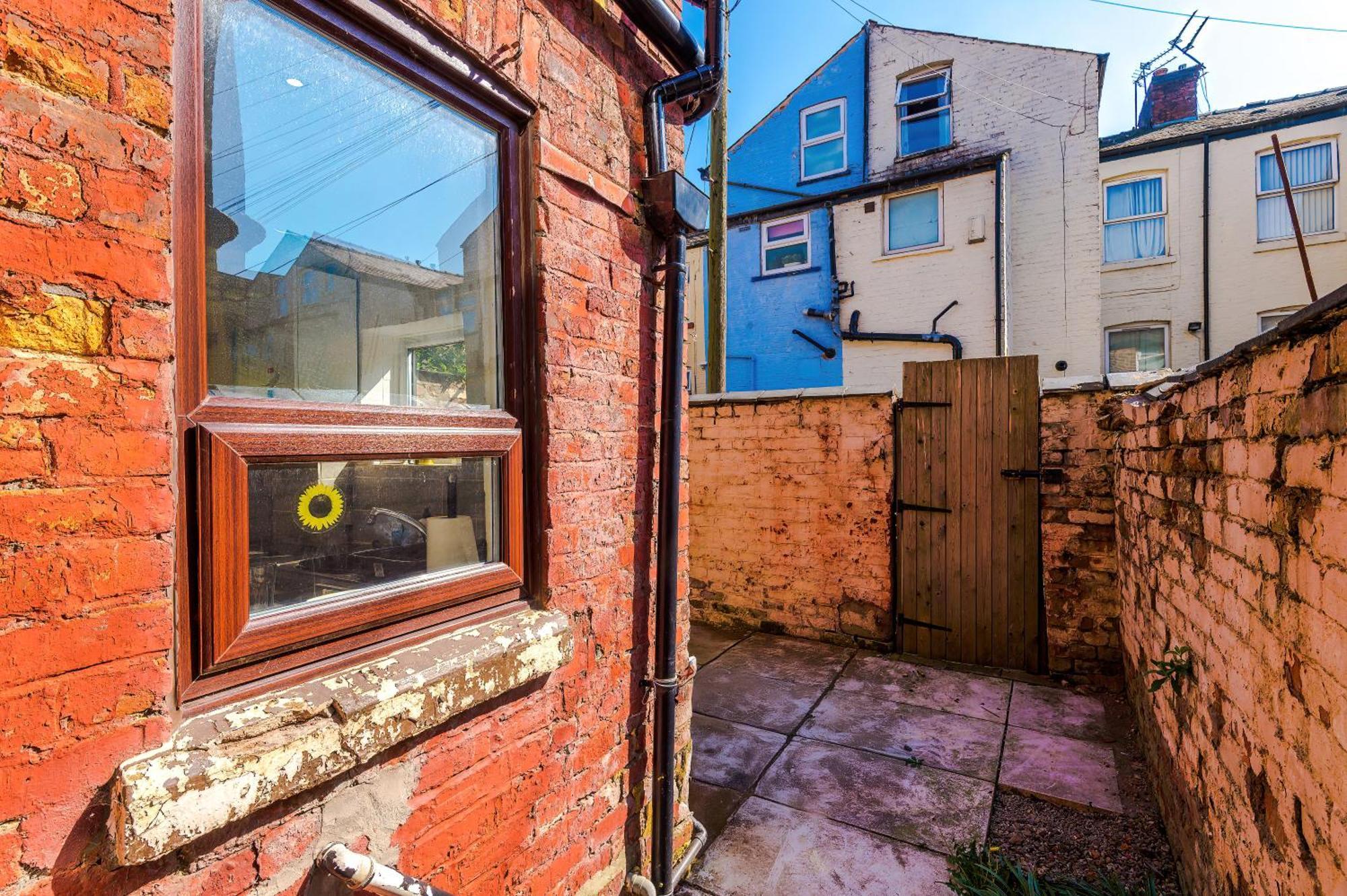 Game Room, Free Parking, Spacious 4 Bedroom In Salford Apartment *