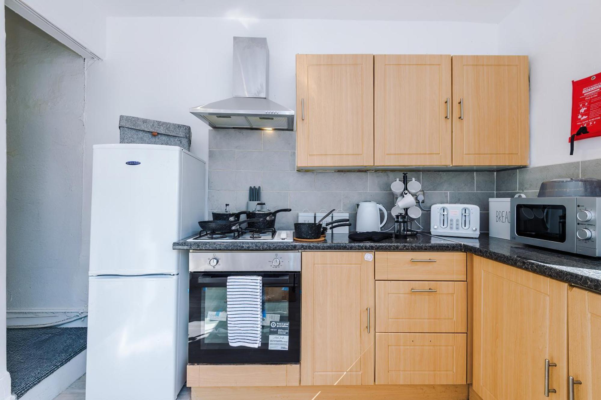 Game Room, Free Parking, Spacious 4 Bedroom In Salford * Manchester