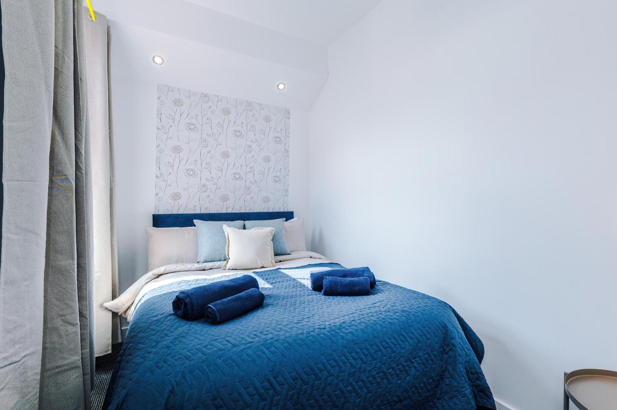 Apartment Game Room, Free Parking, Spacious 4 Bedroom Home In Salford Manchester