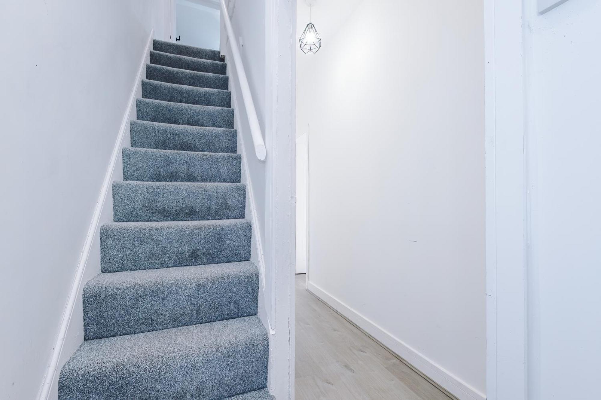 Apartment Game Room, Free Parking, Spacious 4 Bedroom Home In Salford *