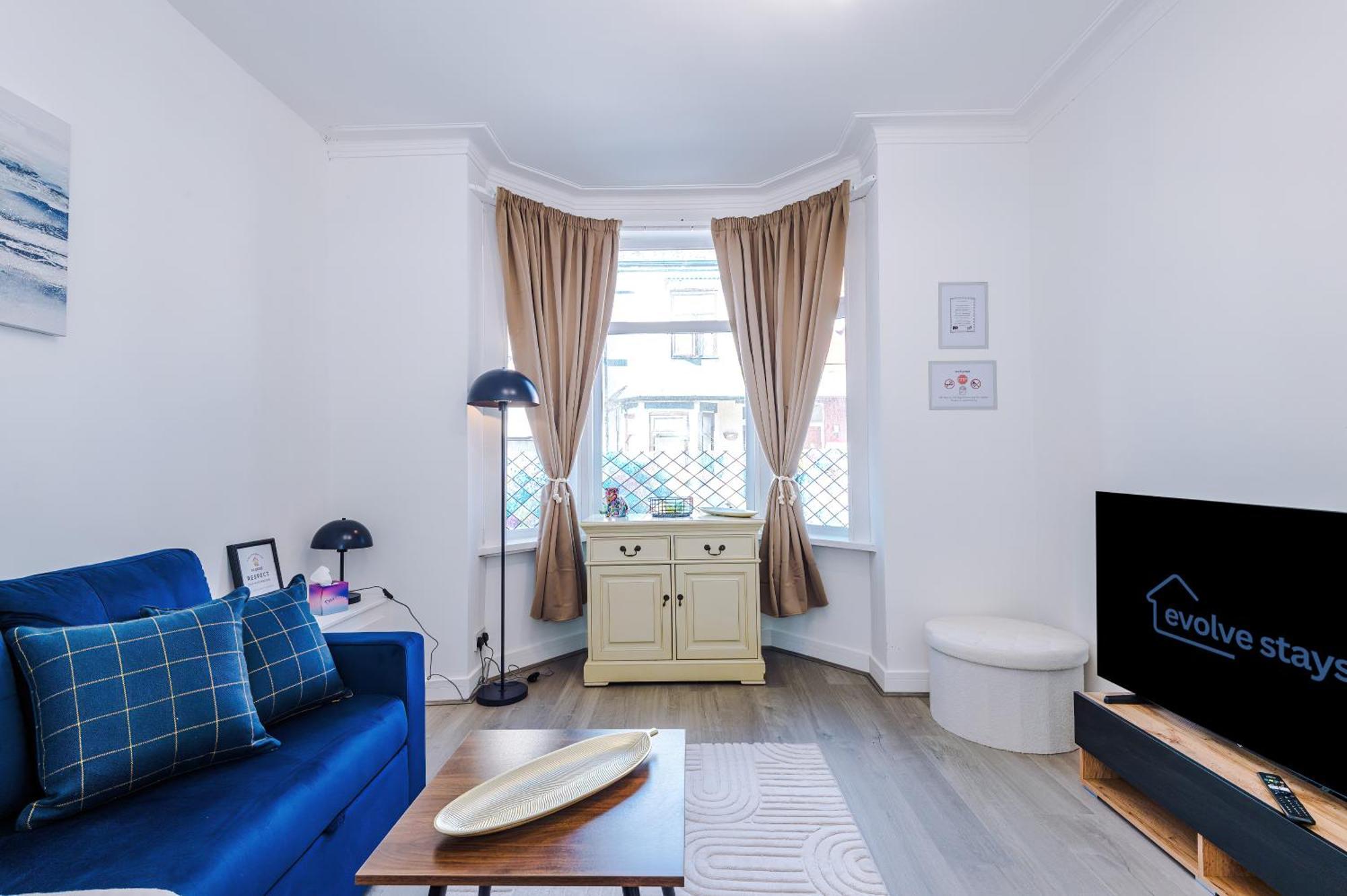 Game Room, Free Parking, Spacious 4 Bedroom In Salford Apartment *