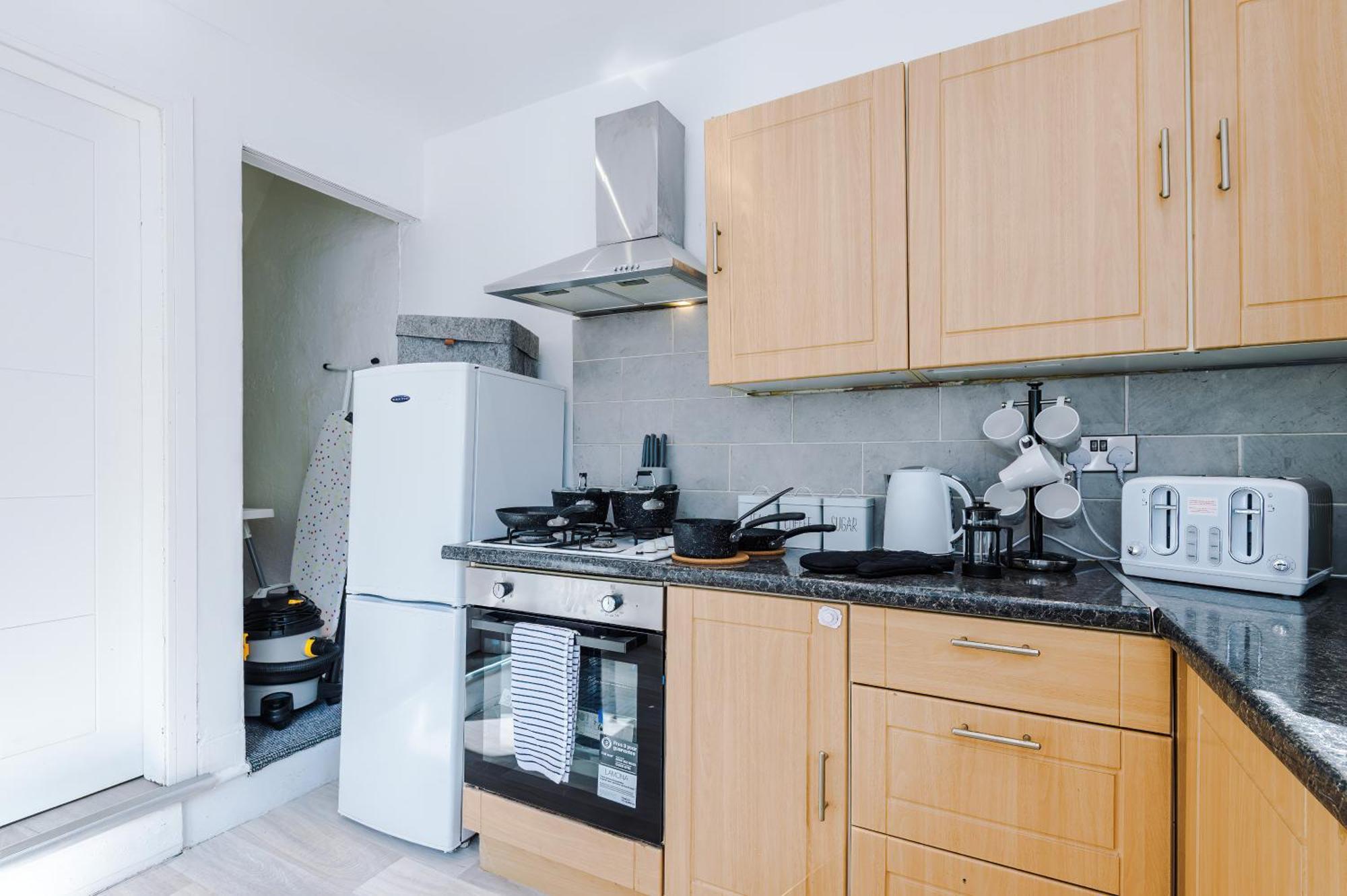 Apartment Game Room, Free Parking, Spacious 4 Bedroom In Salford Manchester