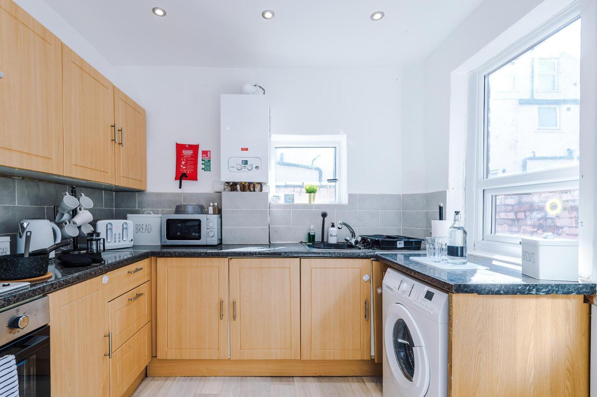 Game Room, Free Parking, Spacious 4 Bedroom Home In Salford *