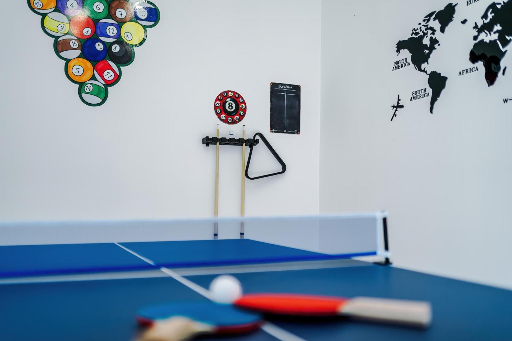 Game Room, Free Parking, Spacious 4 Bedroom Home In Salford Apartment *