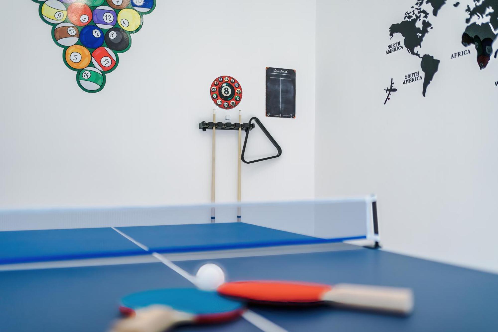 Apartment Game Room, Free Parking, Spacious 4 Bedroom Home In Salford Manchester