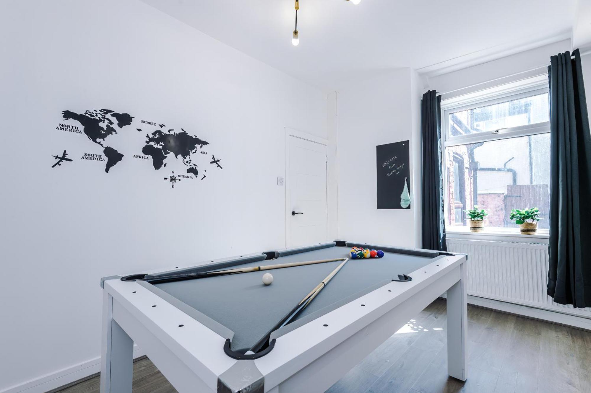 Game Room, Free Parking, Spacious 4 Bedroom In Salford Apartment
