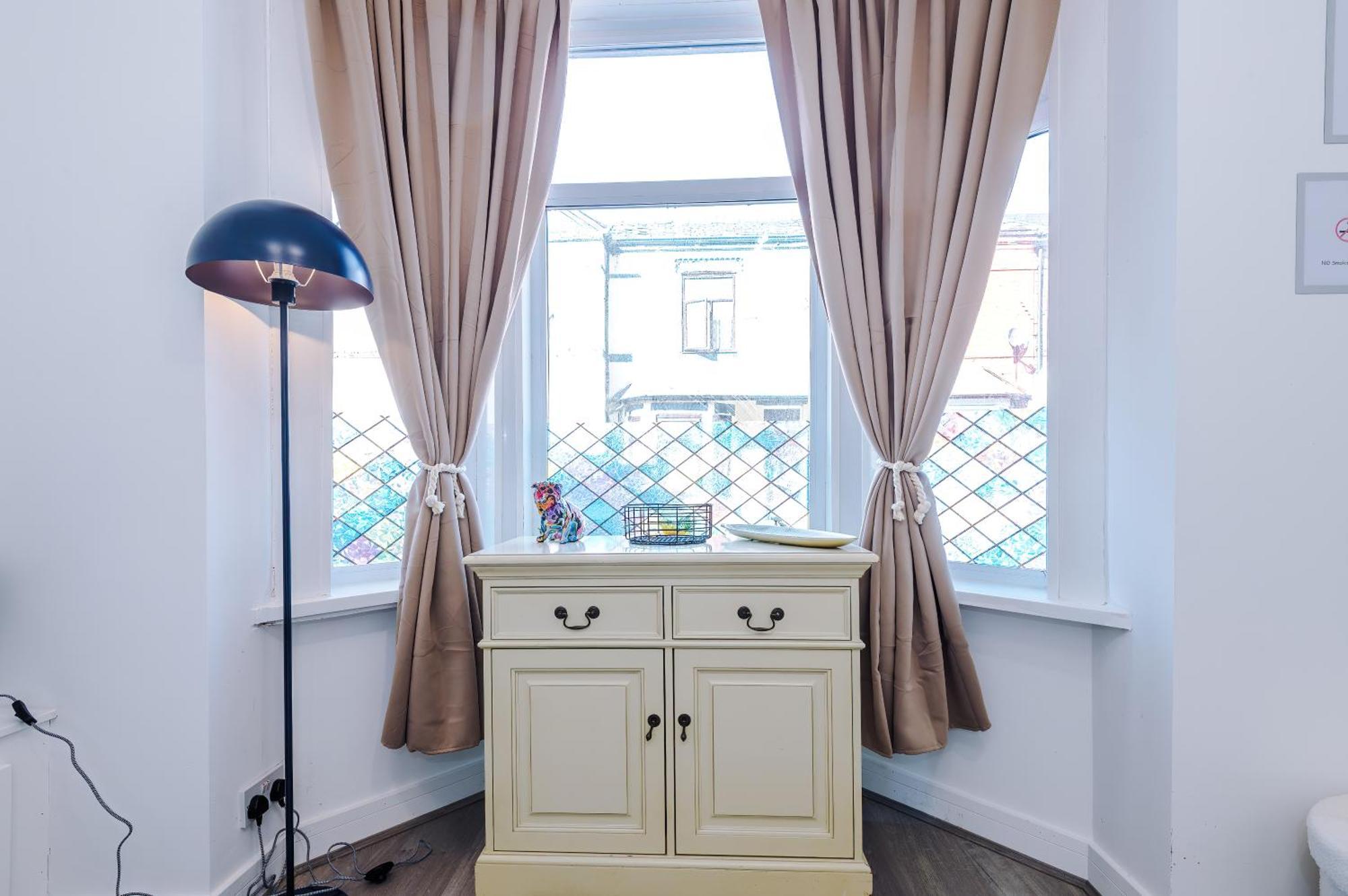 Apartment Game Room, Free Parking, Spacious 4 Bedroom In Salford *