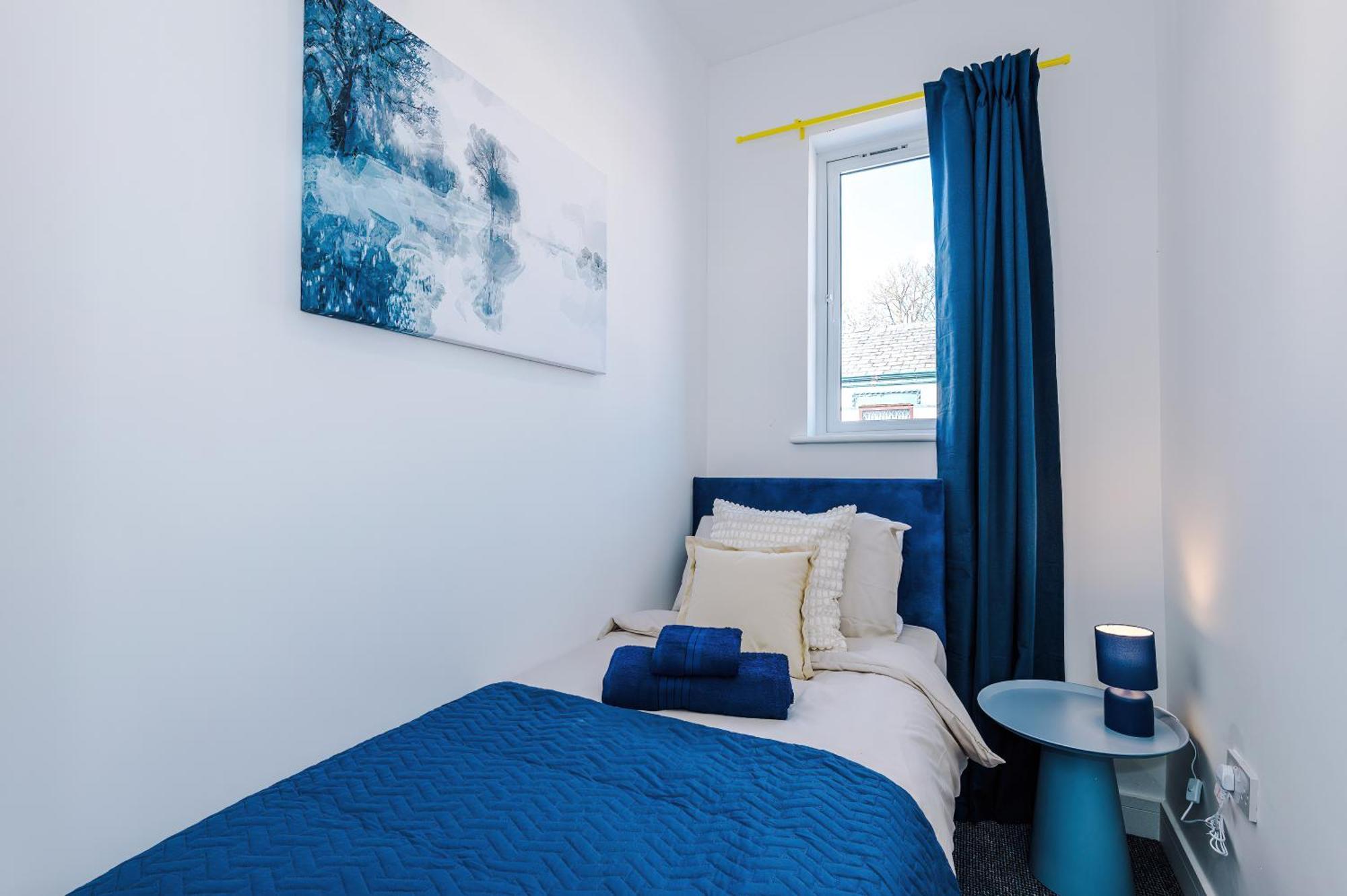 Game Room, Free Parking, Spacious 4 Bedroom Home In Salford Apartment *