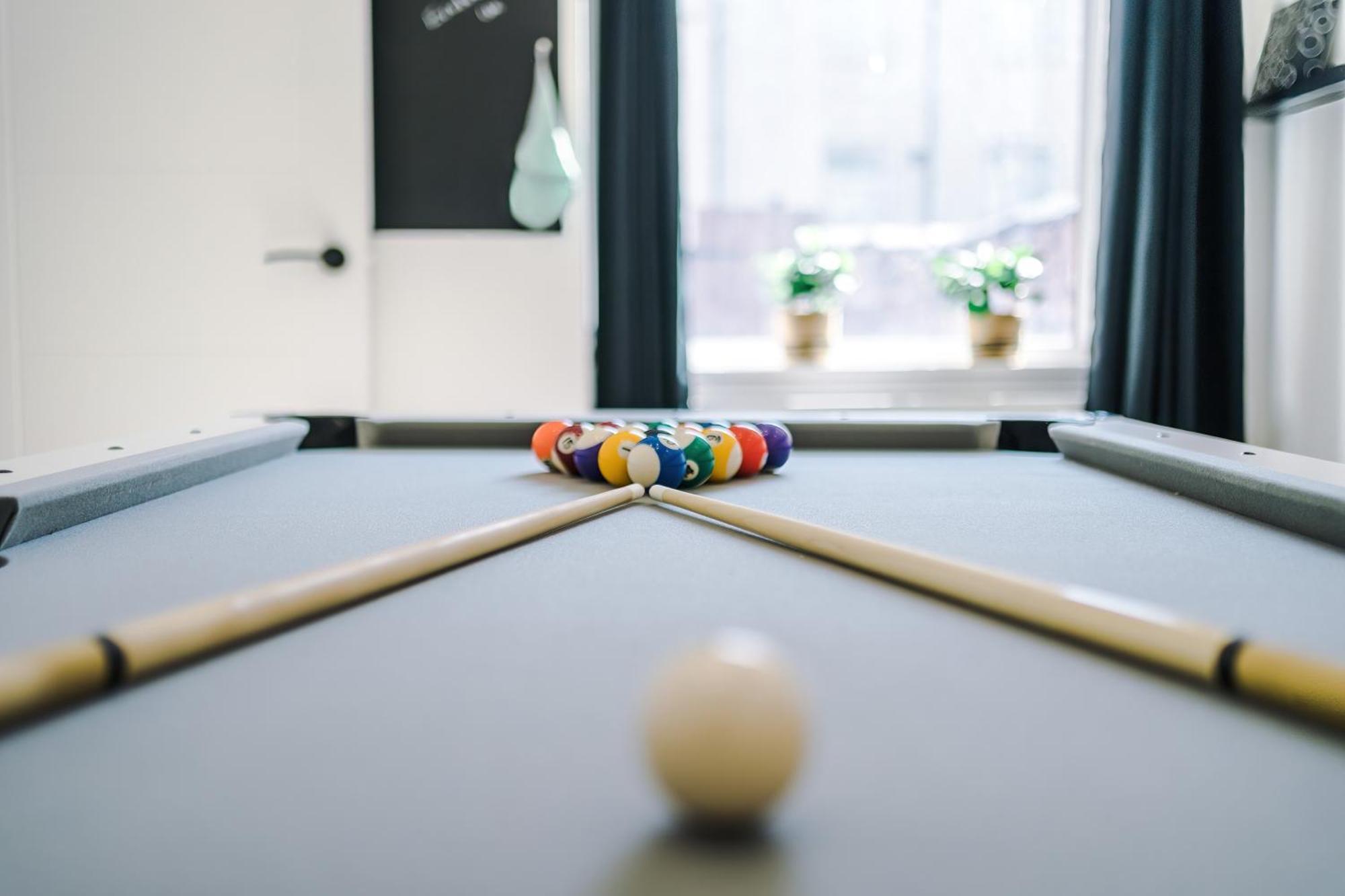 Apartment Game Room, Free Parking, Spacious 4 Bedroom In Salford *