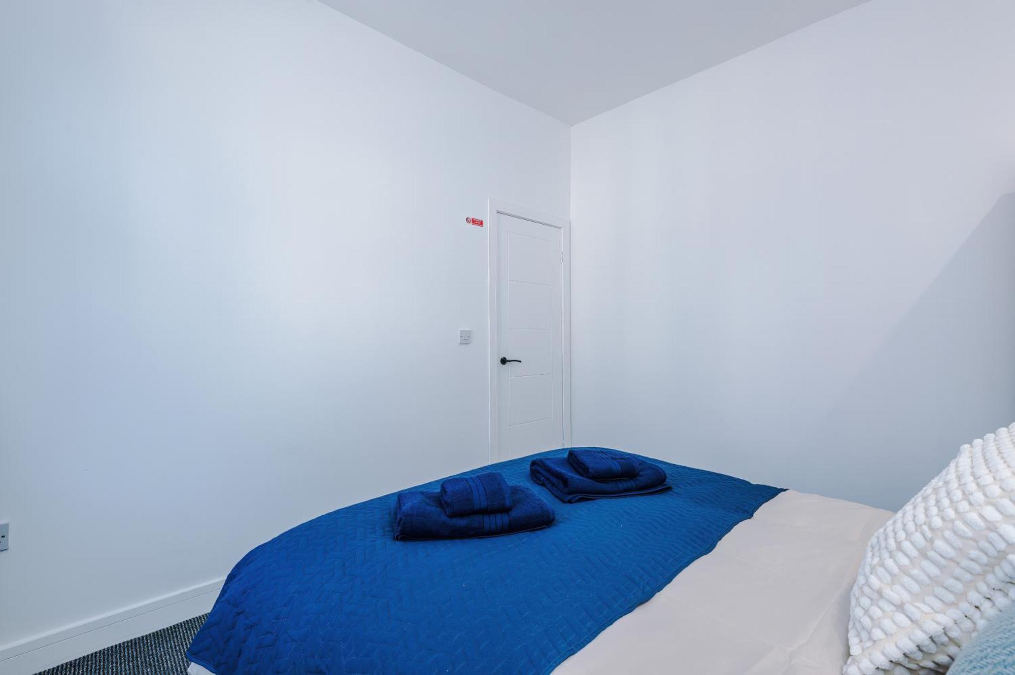 Game Room, Free Parking, Spacious 4 Bedroom In Salford Apartment *