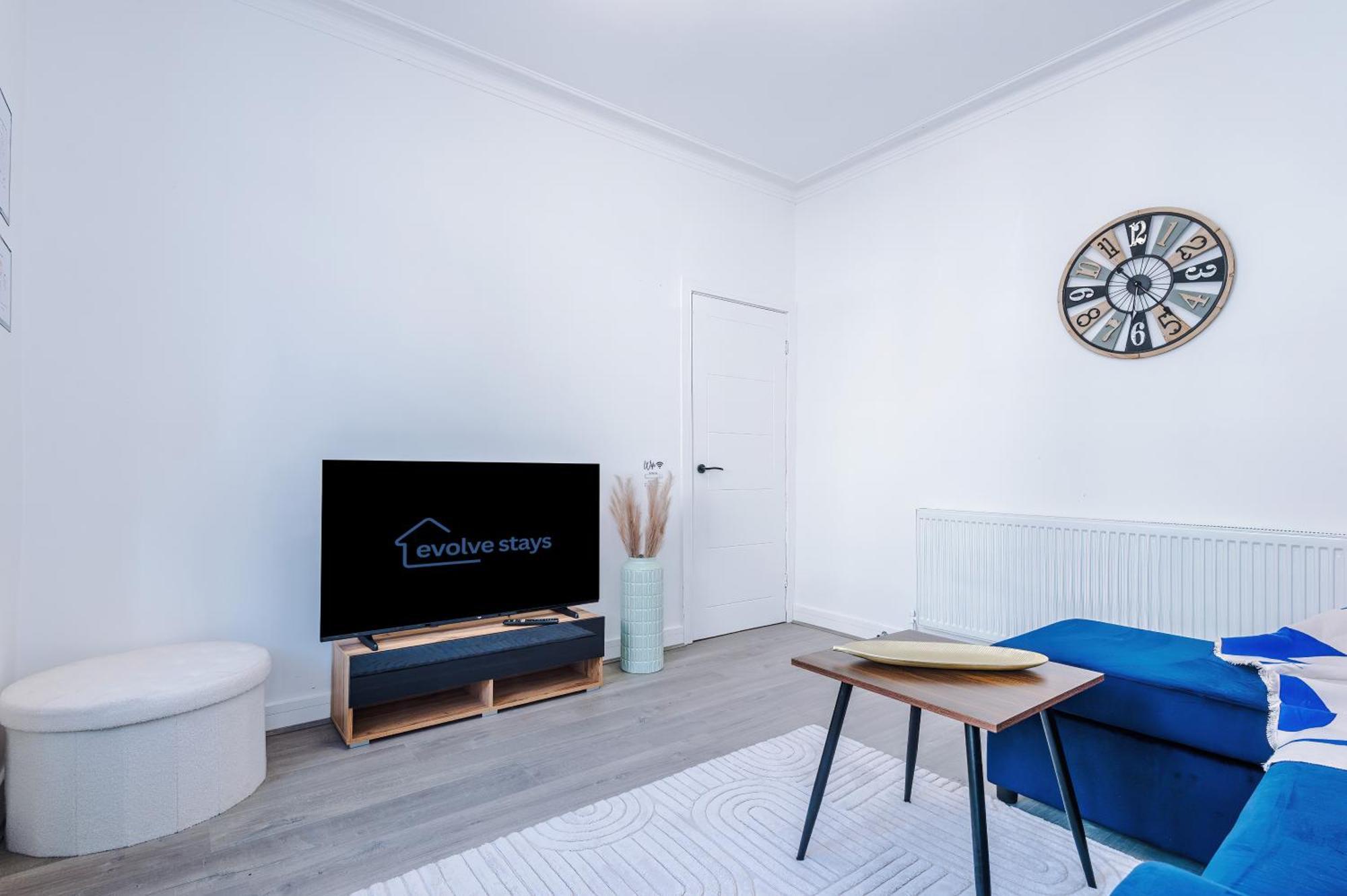 Game Room, Free Parking, Spacious 4 Bedroom In Salford Manchester