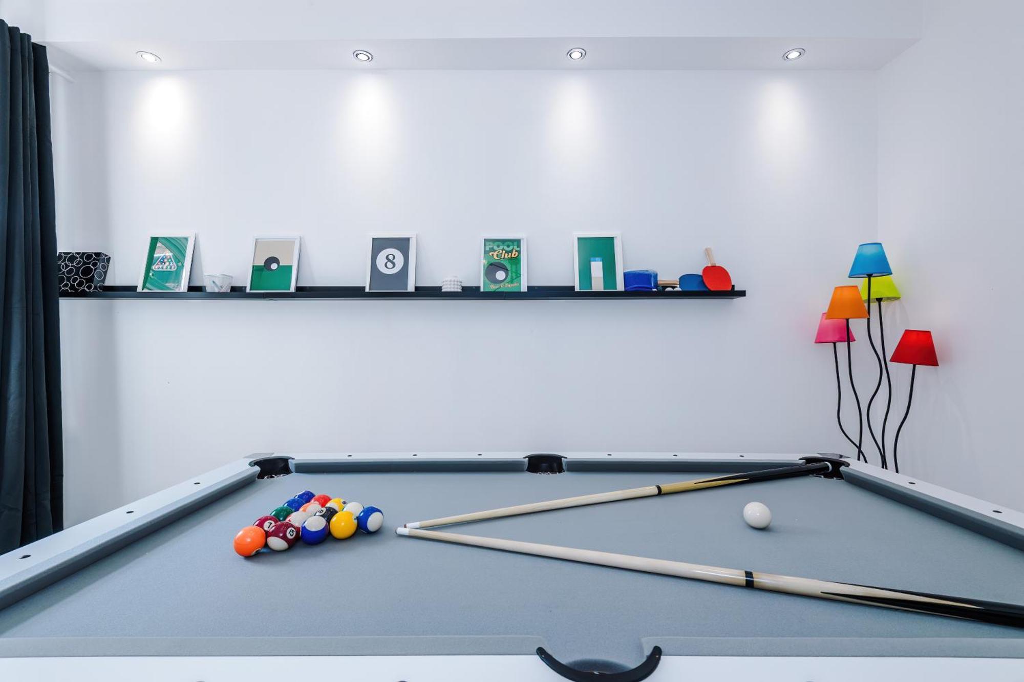 Game Room, Free Parking, Spacious 4 Bedroom Home In Salford Manchester