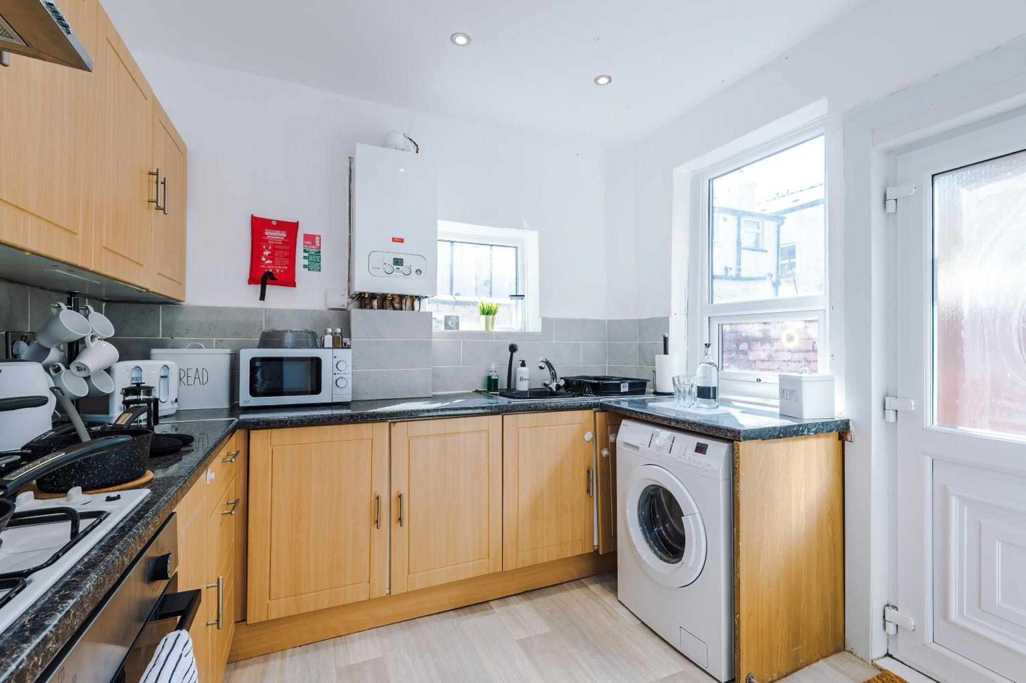 Game Room, Free Parking, Spacious 4 Bedroom In Salford Apartment
