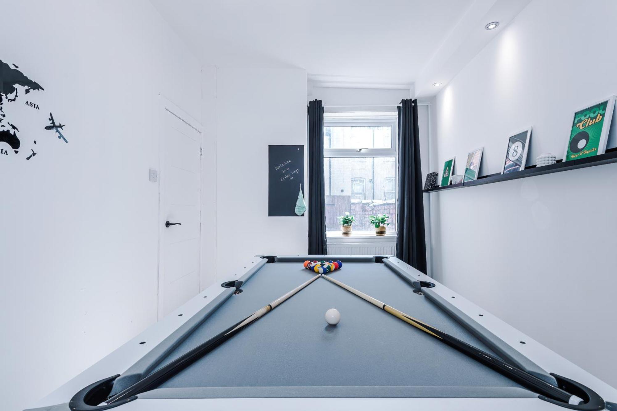 Game Room, Free Parking, Spacious 4 Bedroom Home In Salford Manchester