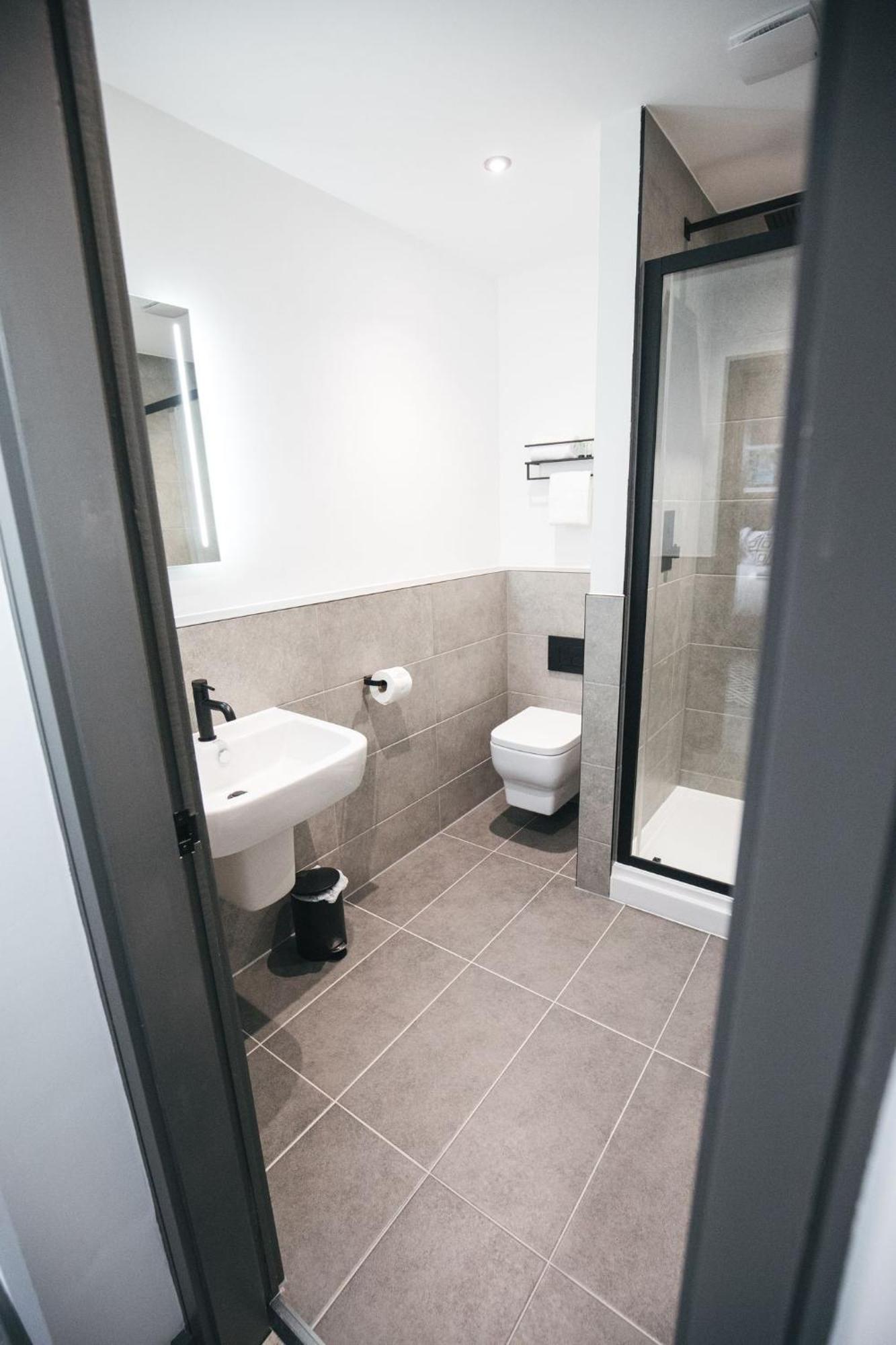 Black Lion Hotel Manchester Bed & Breakfast 4*