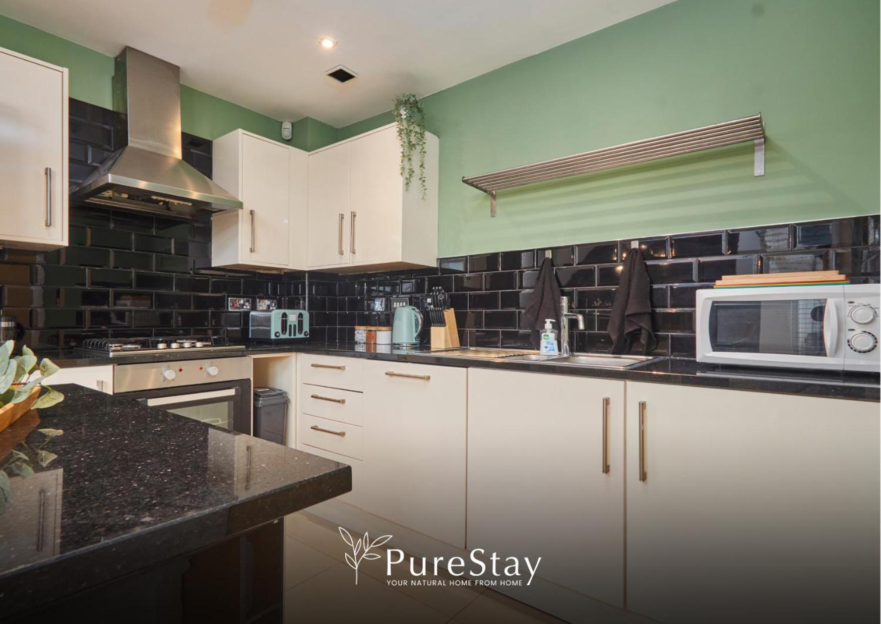 Superb House Near Etihad With Free Parking Sleeps 8 Holiday home