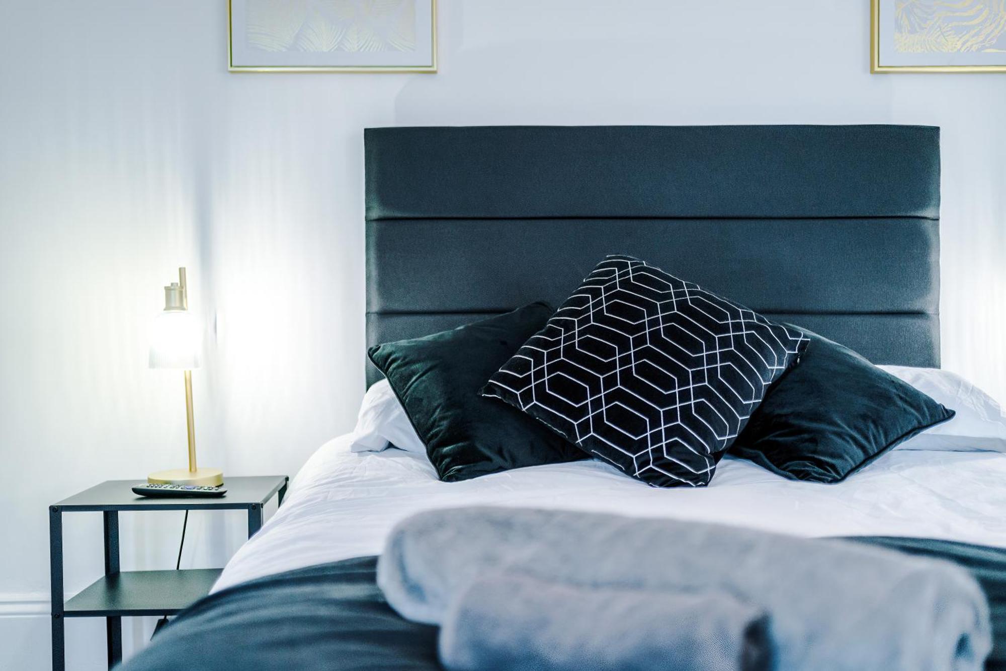 Large 3 Bed House Sleeps 6 By Host A * Manchester