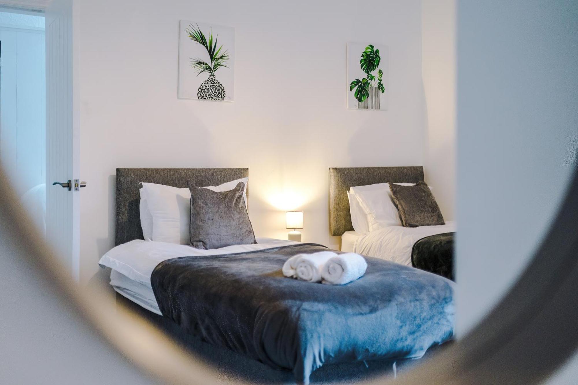 Large 3 Bed House Sleeps 6 By Host A