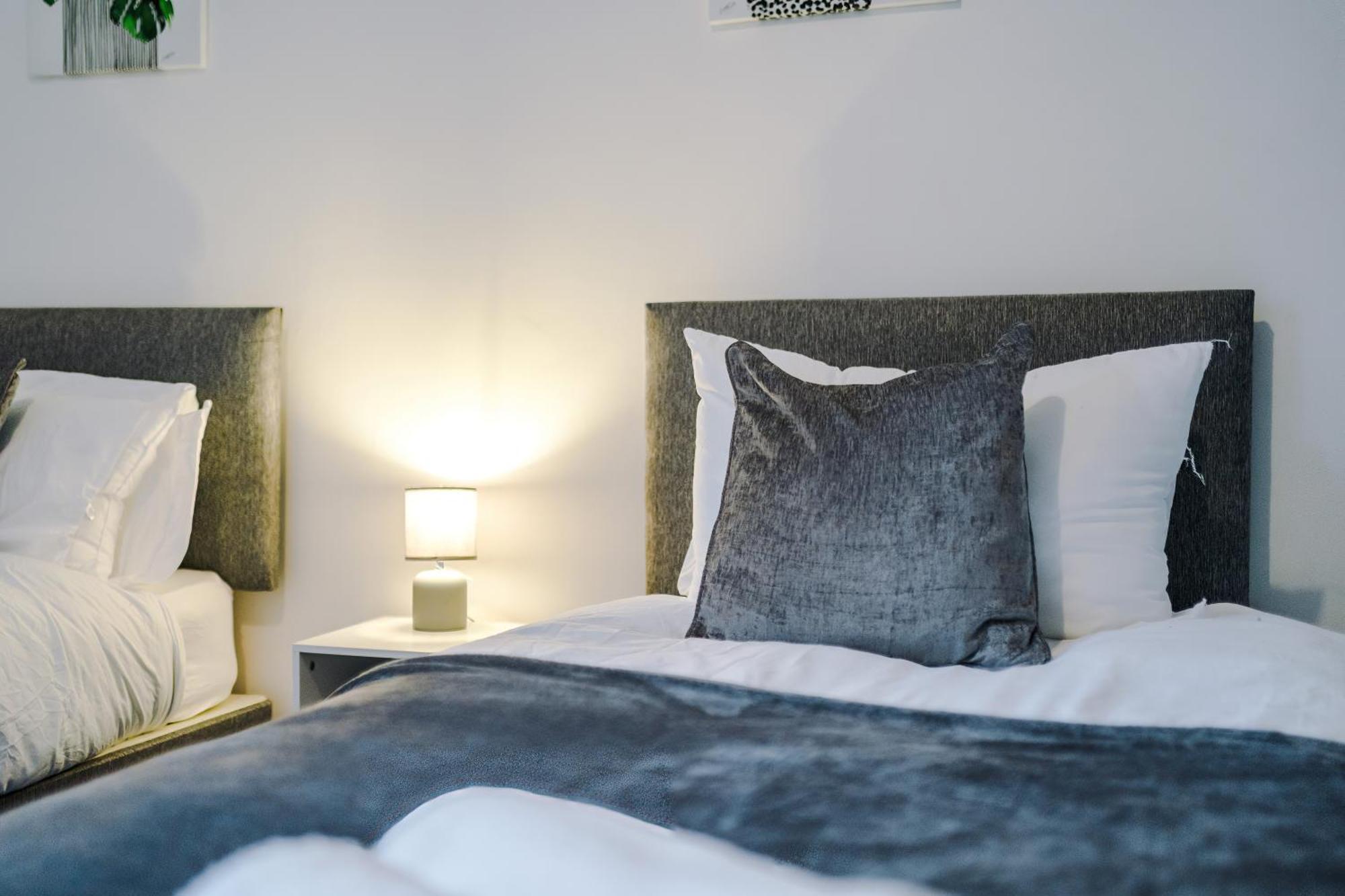 Large 3 Bed House Sleeps 6 By Host A *