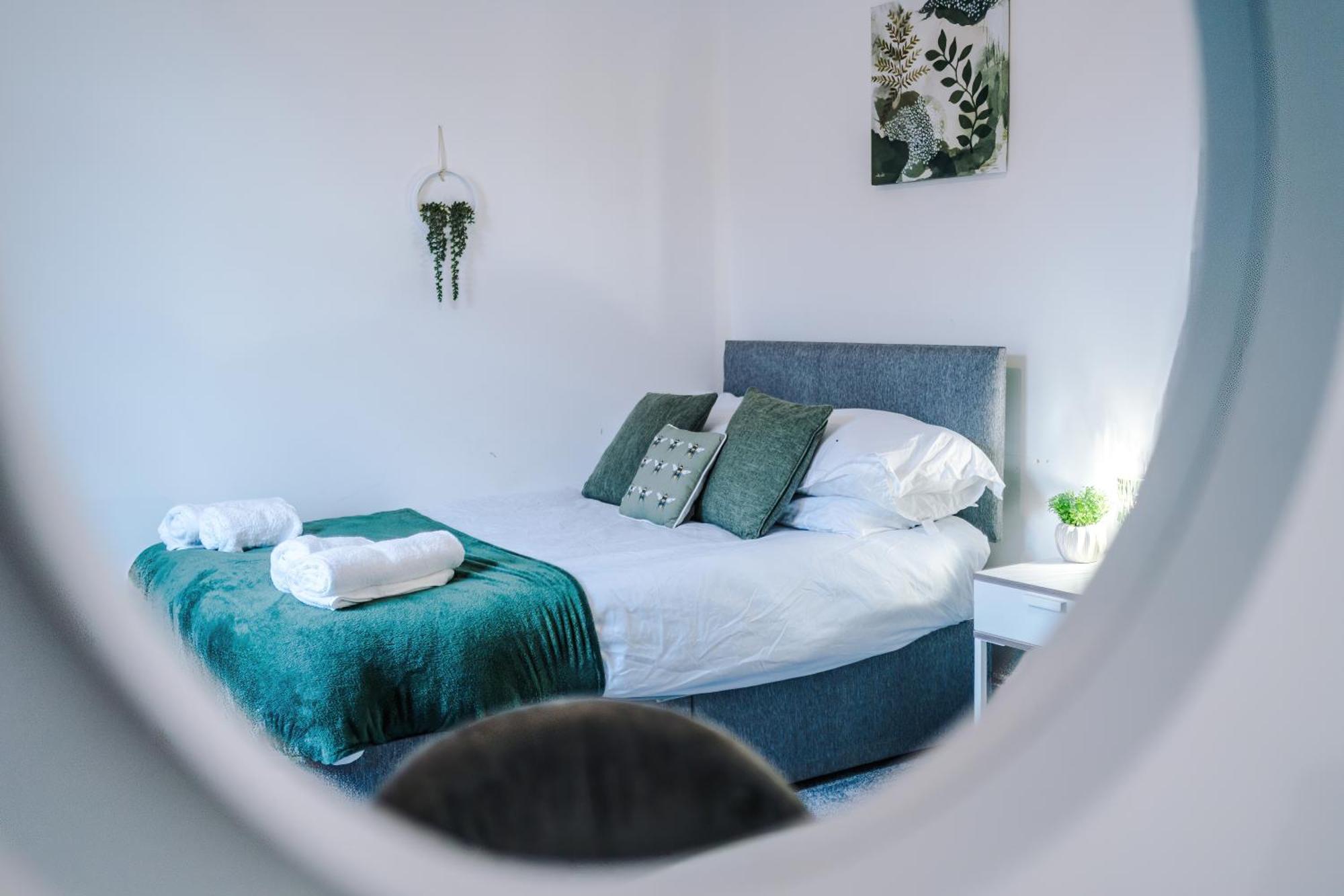 Large 3 Bed House Sleeps 6 By Host A