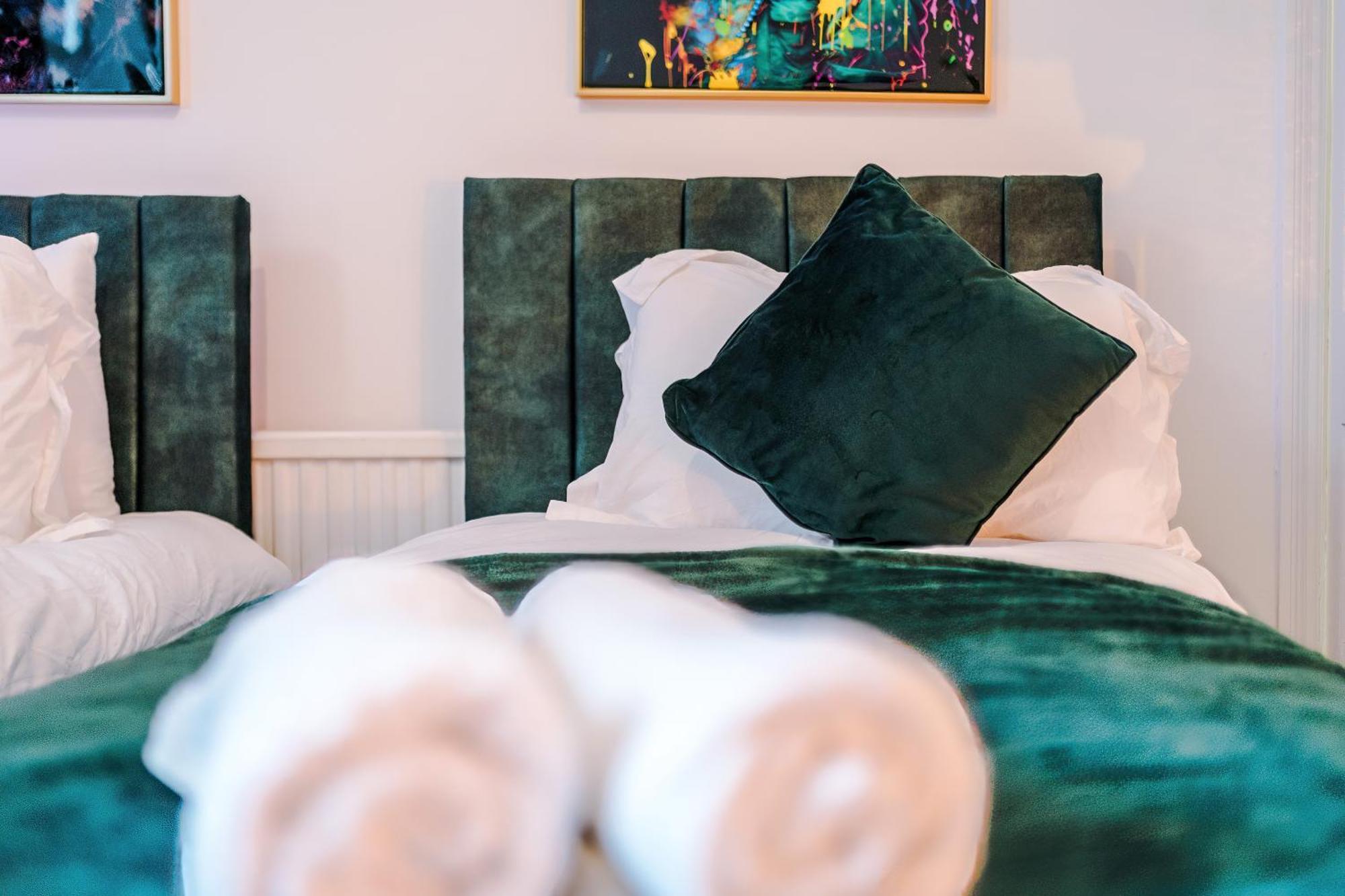 Large 3 Bed House Sleeps 6 By Host A *