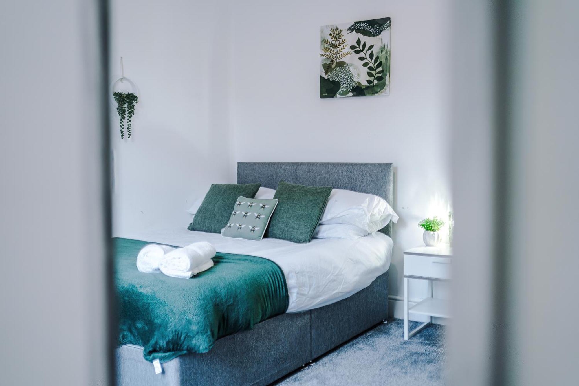 Large 3 Bed House Sleeps 6 By Host A * Manchester