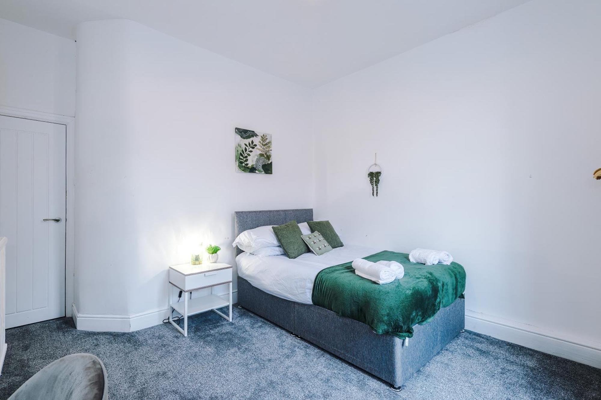 Large 3 Bed House Sleeps 6 By Host A Holiday home *